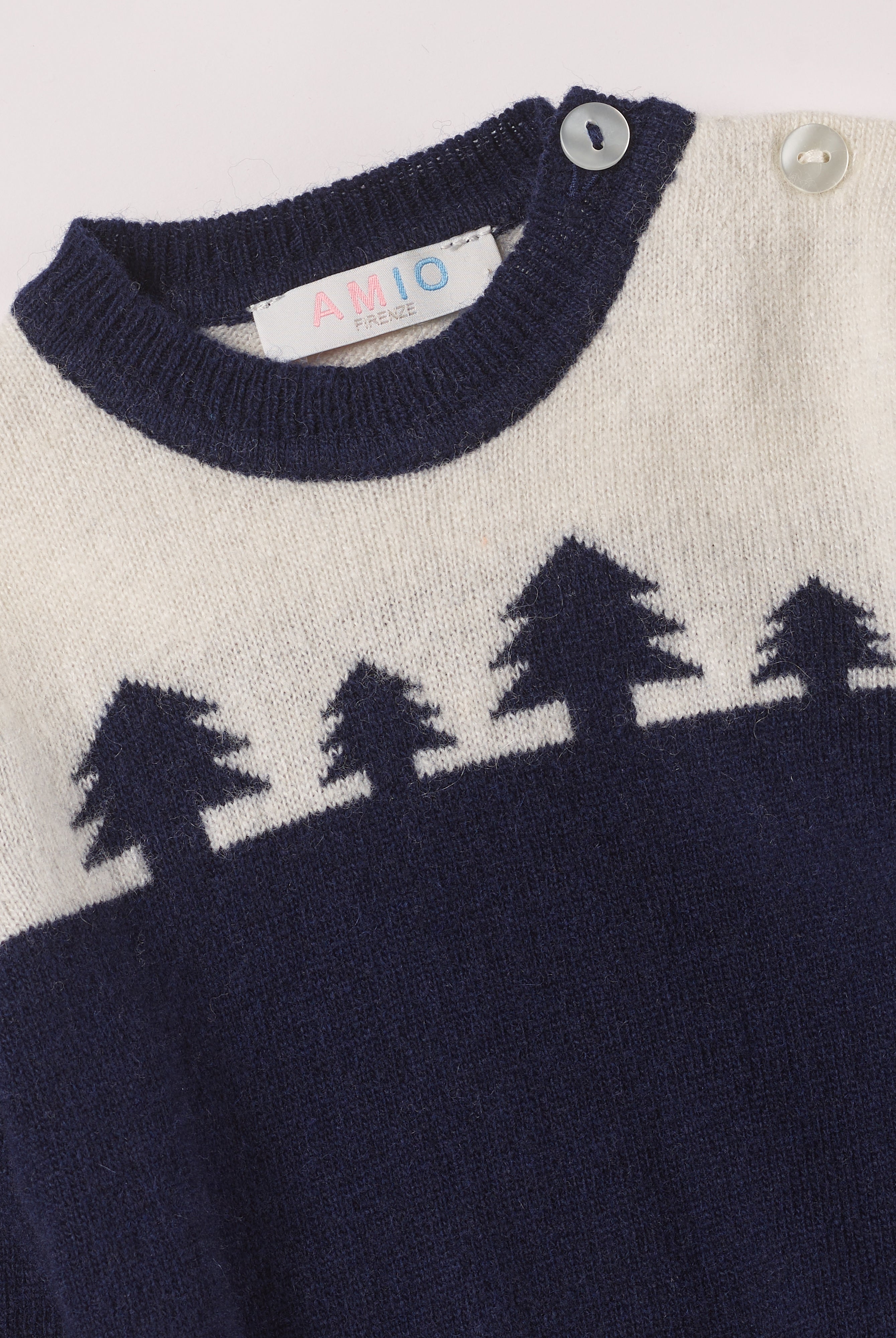 Der weiche und wärmespendende Strickpullover von AMIO Firenze ist der perfekte Begleiter für die kalte Jahreszeit. Vielseitig kombinierbar und aufgrund der Materialzusammensetzung strapazierfähig für den Alltag. Maximaler Tragekomfort, gepaart mit einer herausragenden Passform.
Höchste Qualität, bestes Preis-Leistungs-Verhältnis MADE IN ITALY.