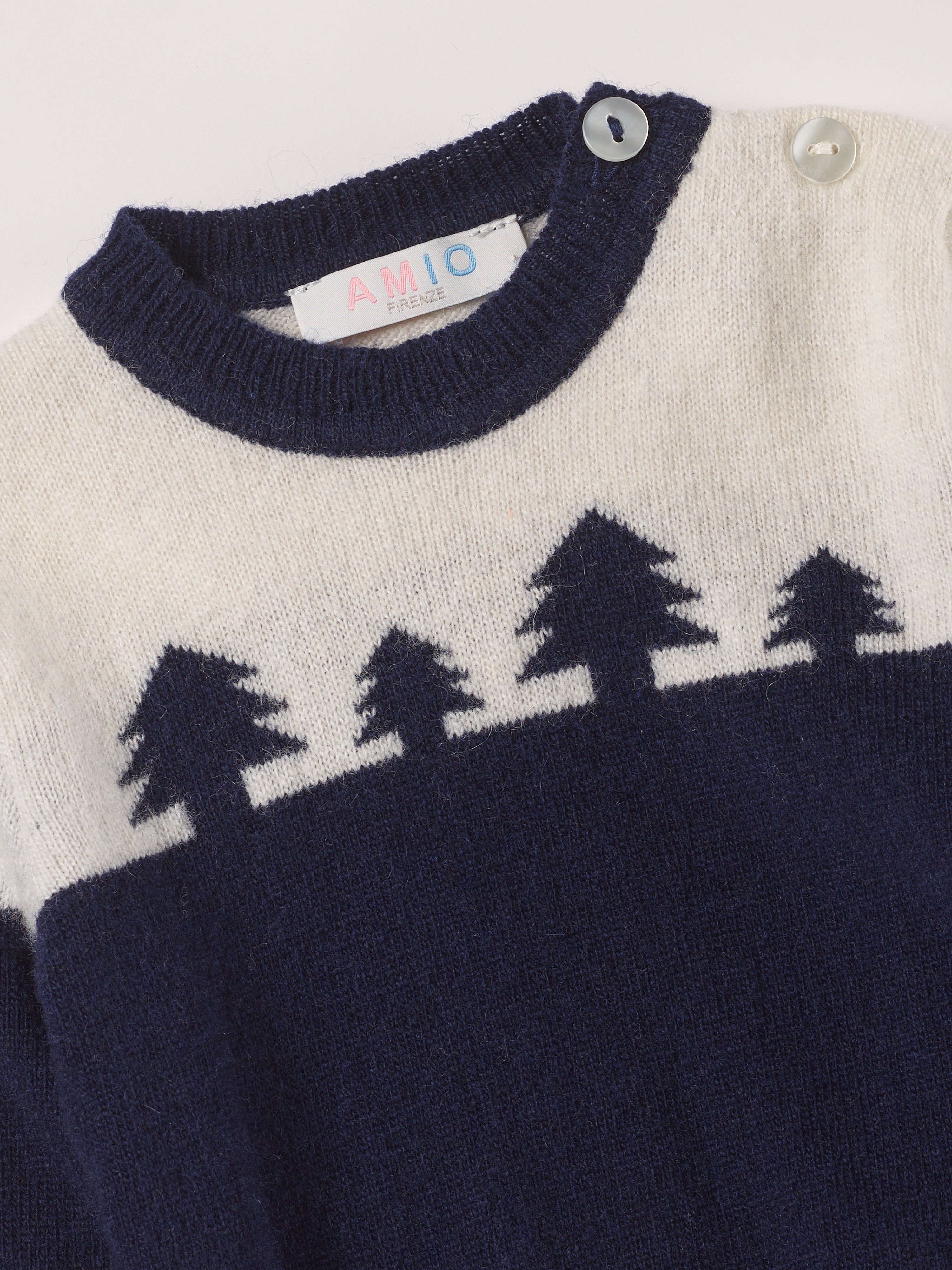 Der weiche und wärmespendende Strickpullover von AMIO Firenze ist der perfekte Begleiter für die kalte Jahreszeit. Vielseitig kombinierbar und aufgrund der Materialzusammensetzung strapazierfähig für den Alltag. Maximaler Tragekomfort, gepaart mit einer herausragenden Passform.
Höchste Qualität, bestes Preis-Leistungs-Verhältnis MADE IN ITALY.