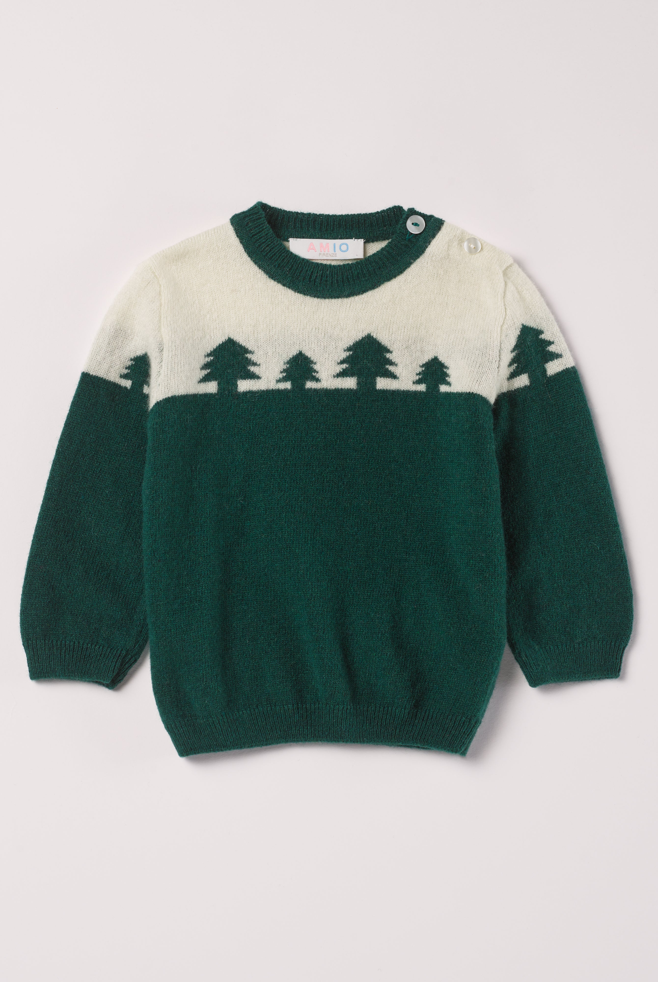 Der weiche und wärmespendende Strickpullover von AMIO Firenze ist der perfekte Begleiter für die kalte Jahreszeit. Vielseitig kombinierbar und aufgrund der Materialzusammensetzung strapazierfähig für den Alltag. Maximaler Tragekomfort, gepaart mit einer herausragenden Passform.
Höchste Qualität, bestes Preis-Leistungs-Verhältnis MADE IN ITALY.