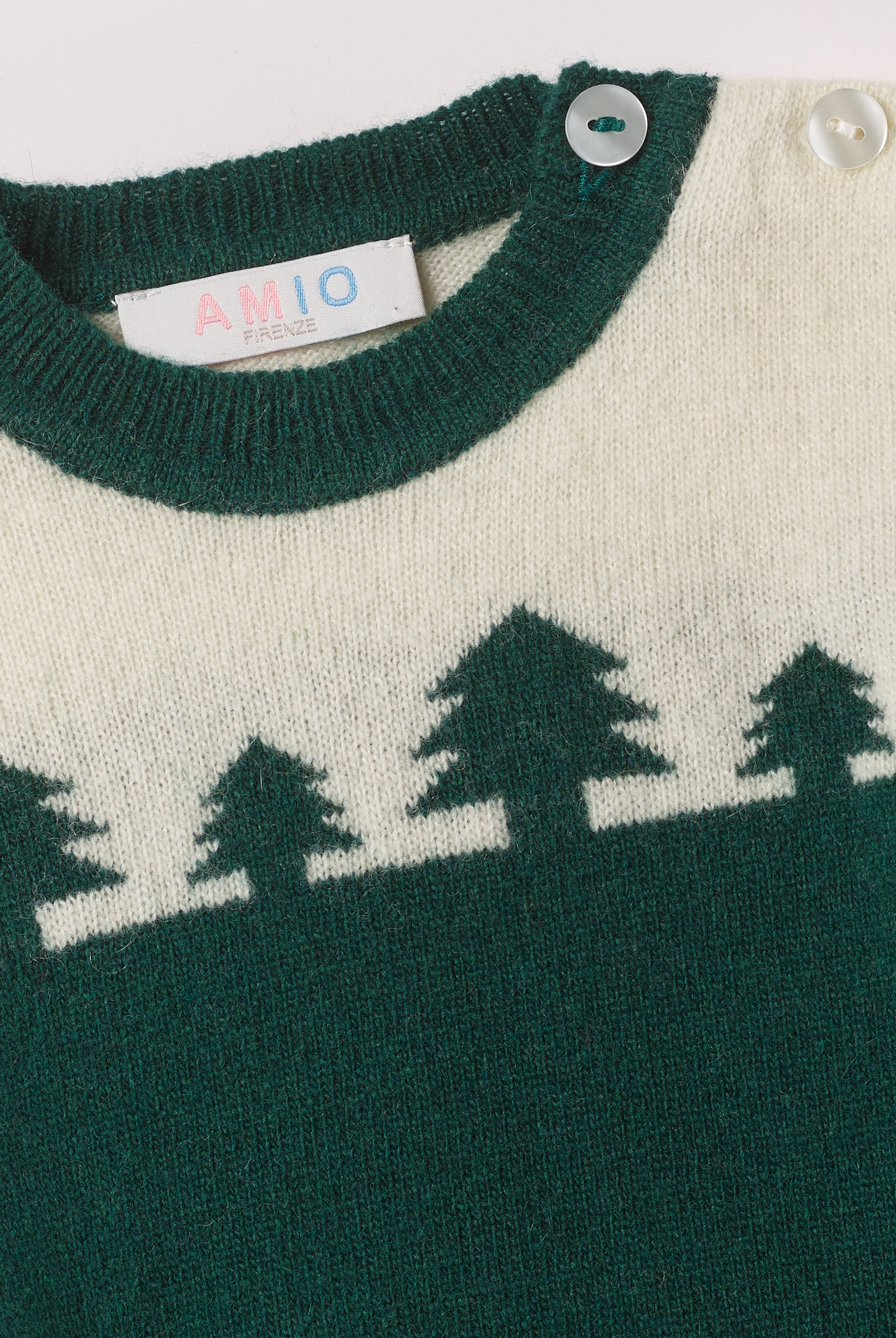 Der weiche und wärmespendende Strickpullover von AMIO Firenze ist der perfekte Begleiter für die kalte Jahreszeit. Vielseitig kombinierbar und aufgrund der Materialzusammensetzung strapazierfähig für den Alltag. Maximaler Tragekomfort, gepaart mit einer herausragenden Passform.
Höchste Qualität, bestes Preis-Leistungs-Verhältnis MADE IN ITALY.