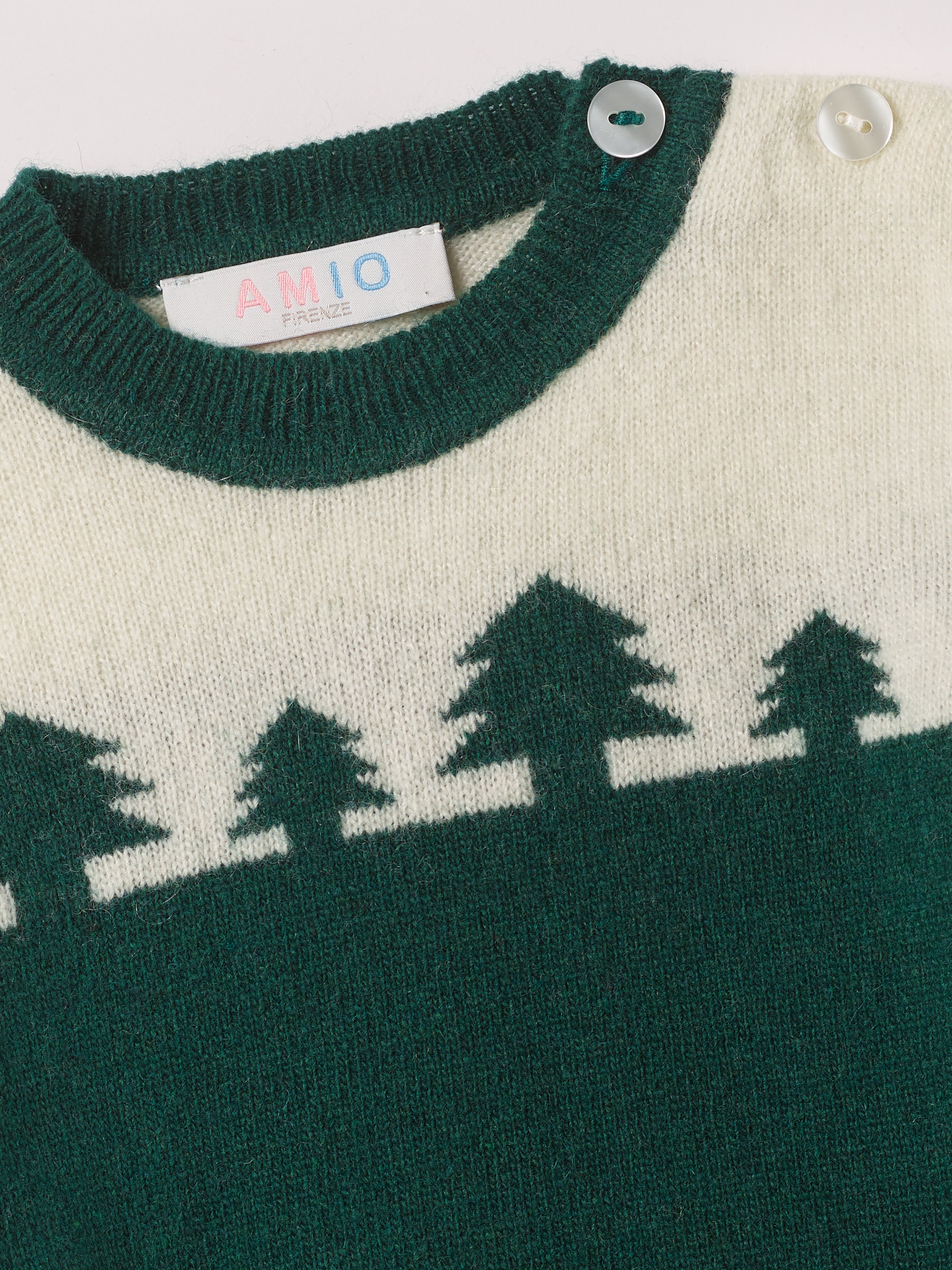 Der weiche und wärmespendende Strickpullover von AMIO Firenze ist der perfekte Begleiter für die kalte Jahreszeit. Vielseitig kombinierbar und aufgrund der Materialzusammensetzung strapazierfähig für den Alltag. Maximaler Tragekomfort, gepaart mit einer herausragenden Passform.
Höchste Qualität, bestes Preis-Leistungs-Verhältnis MADE IN ITALY.