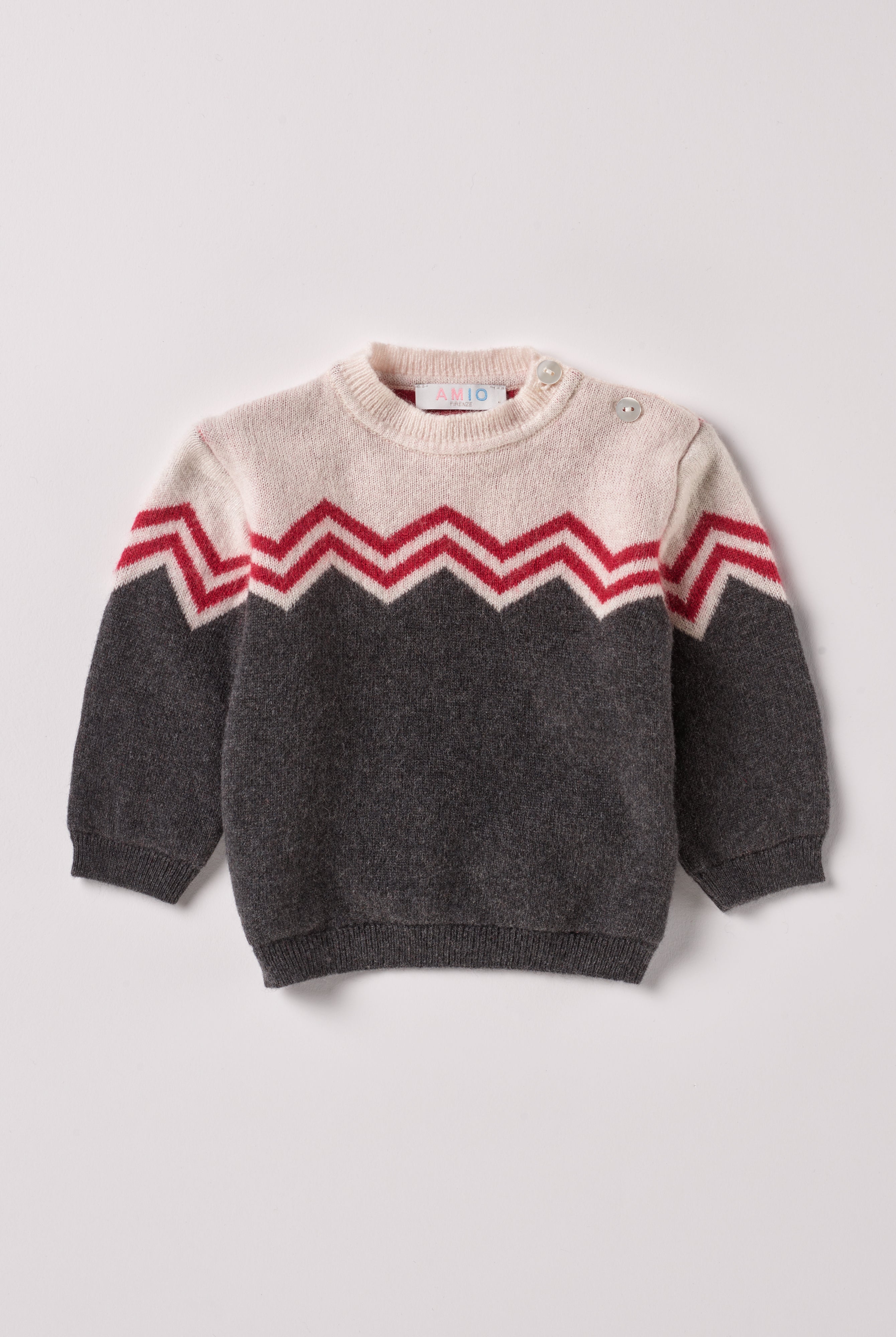 Der weiche und wärmespendende Strickpullover von AMIO Firenze ist der perfekte Begleiter für die kalte Jahreszeit. Vielseitig kombinierbar und aufgrund der Materialzusammensetzung strapazierfähig für den Alltag. Maximaler Tragekomfort, gepaart mit einer herausragenden Passform. Das moderne Design macht den Pullover vielseitig kombinierbar, ob sportlich oder elegant.
Höchste Qualität, bestes Preis-Leistungs-Verhältnis MADE IN ITALY.