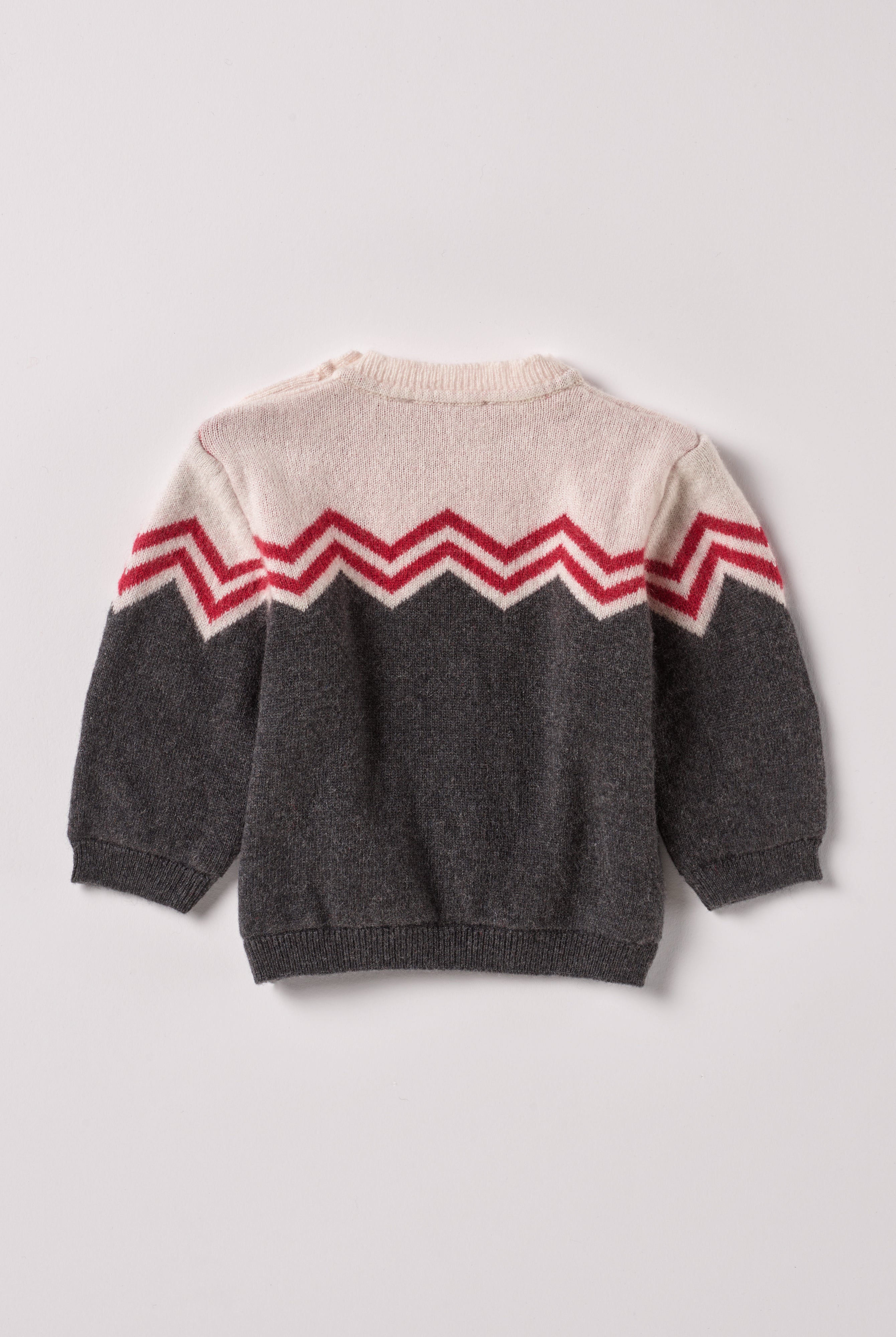 Der weiche und wärmespendende Strickpullover von AMIO Firenze ist der perfekte Begleiter für die kalte Jahreszeit. Vielseitig kombinierbar und aufgrund der Materialzusammensetzung strapazierfähig für den Alltag. Maximaler Tragekomfort, gepaart mit einer herausragenden Passform. Das moderne Design macht den Pullover vielseitig kombinierbar, ob sportlich oder elegant.
Höchste Qualität, bestes Preis-Leistungs-Verhältnis MADE IN ITALY.