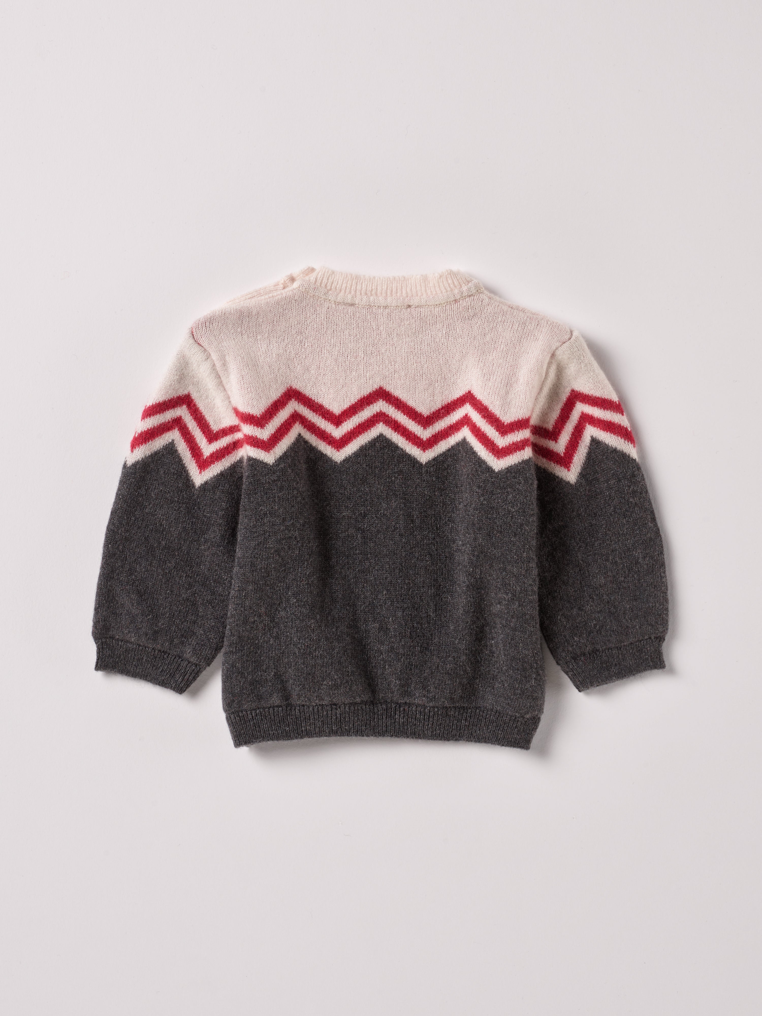 Der weiche und wärmespendende Strickpullover von AMIO Firenze ist der perfekte Begleiter für die kalte Jahreszeit. Vielseitig kombinierbar und aufgrund der Materialzusammensetzung strapazierfähig für den Alltag. Maximaler Tragekomfort, gepaart mit einer herausragenden Passform. Das moderne Design macht den Pullover vielseitig kombinierbar, ob sportlich oder elegant.
Höchste Qualität, bestes Preis-Leistungs-Verhältnis MADE IN ITALY.