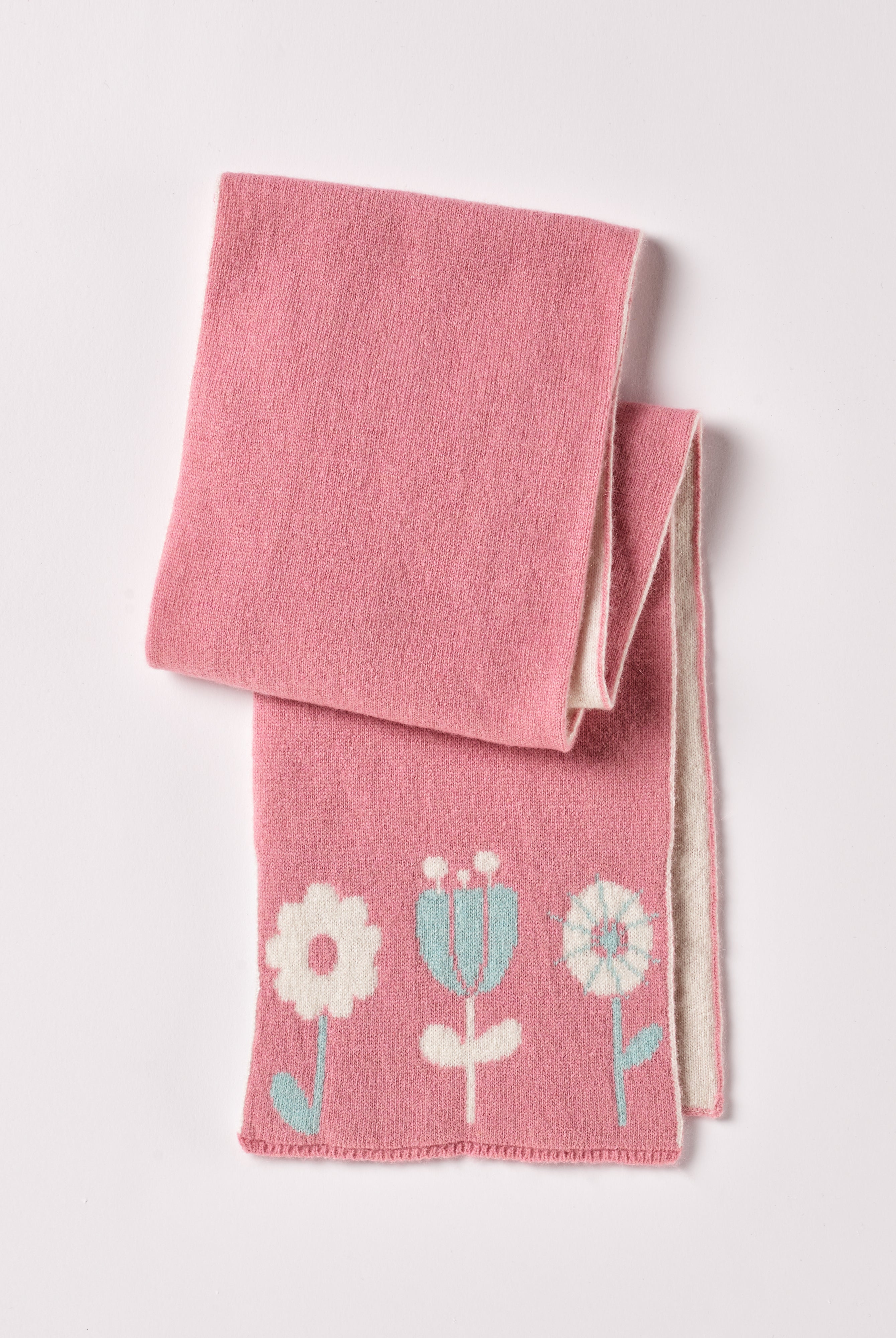 Der weiche und wärmespendende Strickschal von AMIO Firenze ist der perfekte Begleiter für die kalte Jahreszeit. Vielseitig kombinierbar und aufgrund der Materialzusammensetzung strapazierfähig für den Alltag. Das eingewebte Blumenmuster verleiht dem Schal eine besonders niedliche Note.
Höchste Qualität, bestes Preis-Leistungs-Verhältnis MADE IN ITALY.