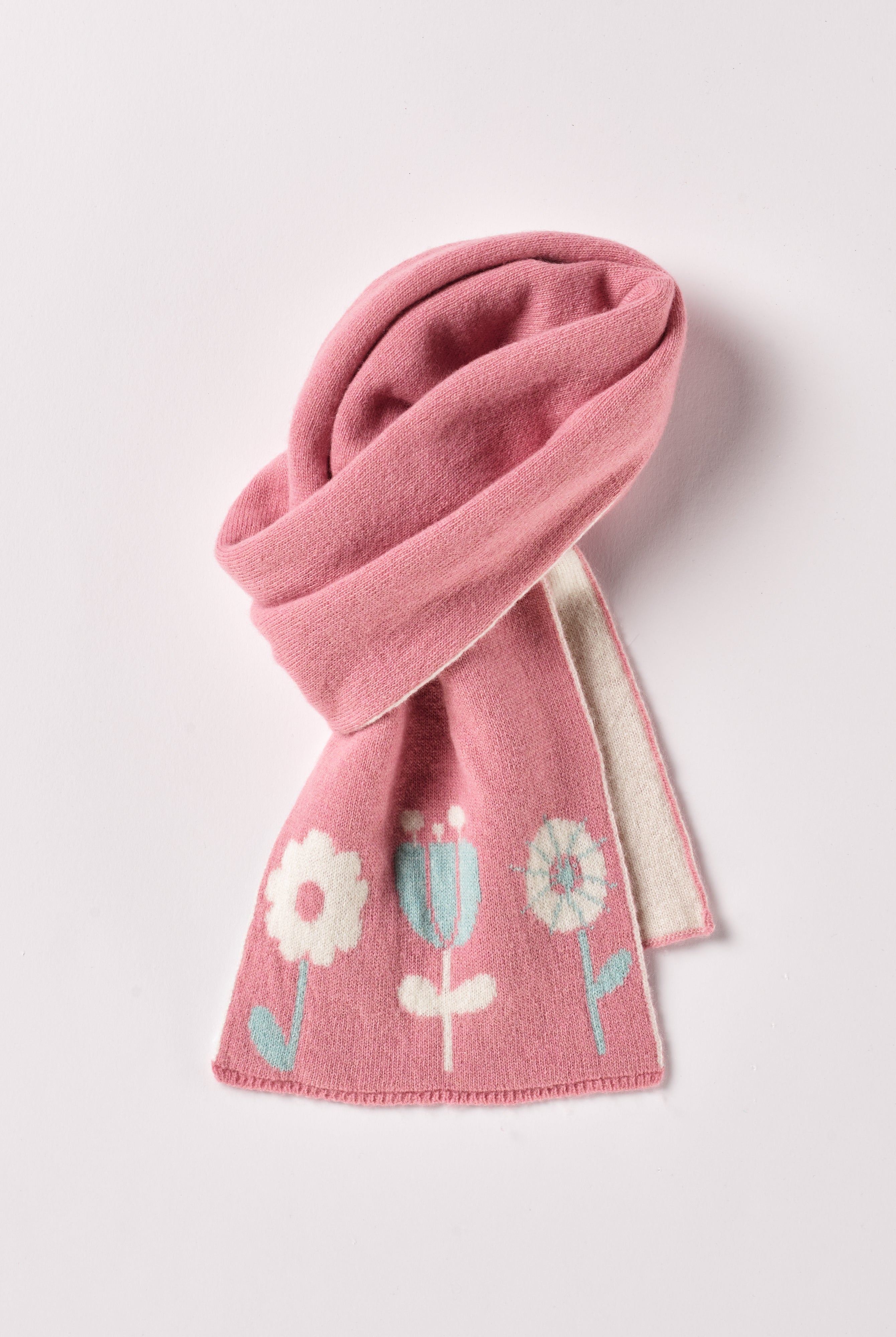 Der weiche und wärmespendende Strickschal von AMIO Firenze ist der perfekte Begleiter für die kalte Jahreszeit. Vielseitig kombinierbar und aufgrund der Materialzusammensetzung strapazierfähig für den Alltag. Das eingewebte Blumenmuster verleiht dem Schal eine besonders niedliche Note.
Höchste Qualität, bestes Preis-Leistungs-Verhältnis MADE IN ITALY.