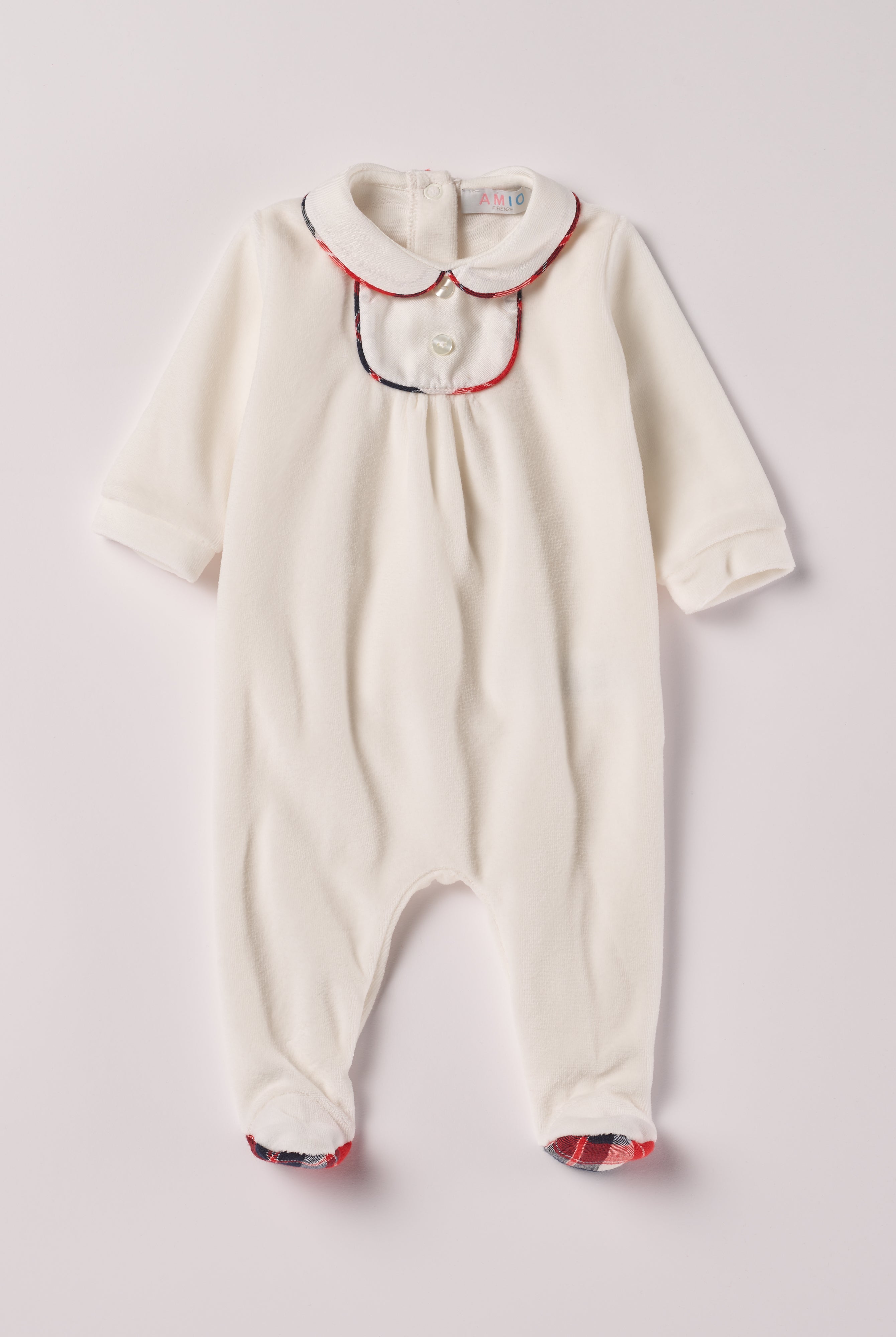 Der weiche und wärmespendende Weihnachtsstrampler von AMIO Firenze mit Kragen ist der perfekte Begleiter für den Alltag in der kalten Jahreszeit. Maximaler Tragekomfort, gepaart mit einer herausragenden Passform aus Samt (Ciniglia). Das Modell hat einen praktischen Schnitt, um etwa die Windel schnell und unkompliziert wechseln zu können. Ein AMIO Firenze Must-Have für jede Grundausstattung.
Höchste Qualität, bestes Preis-Leistungs-Verhältnis MADE IN ITALY.