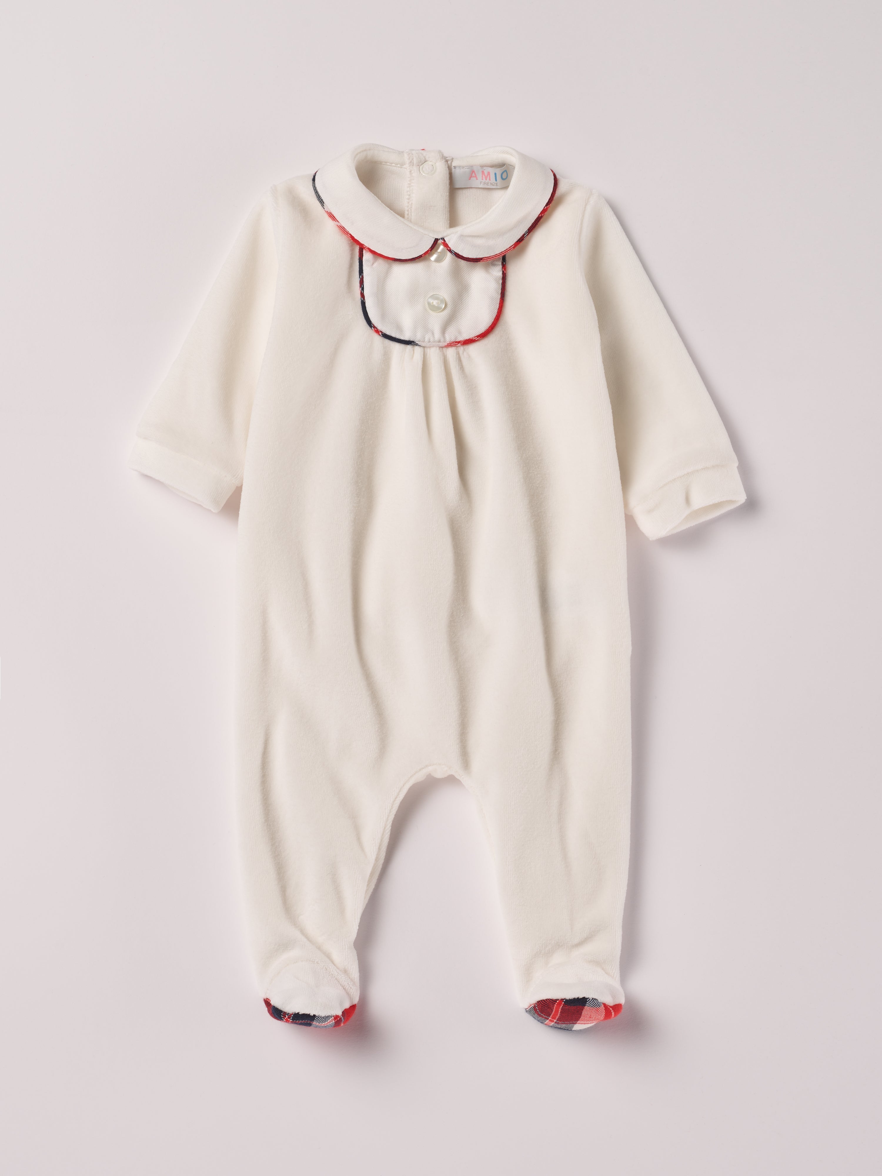 Der weiche und wärmespendende Weihnachtsstrampler von AMIO Firenze mit Kragen ist der perfekte Begleiter für den Alltag in der kalten Jahreszeit. Maximaler Tragekomfort, gepaart mit einer herausragenden Passform aus Samt (Ciniglia). Das Modell hat einen praktischen Schnitt, um etwa die Windel schnell und unkompliziert wechseln zu können. Ein AMIO Firenze Must-Have für jede Grundausstattung.
Höchste Qualität, bestes Preis-Leistungs-Verhältnis MADE IN ITALY.