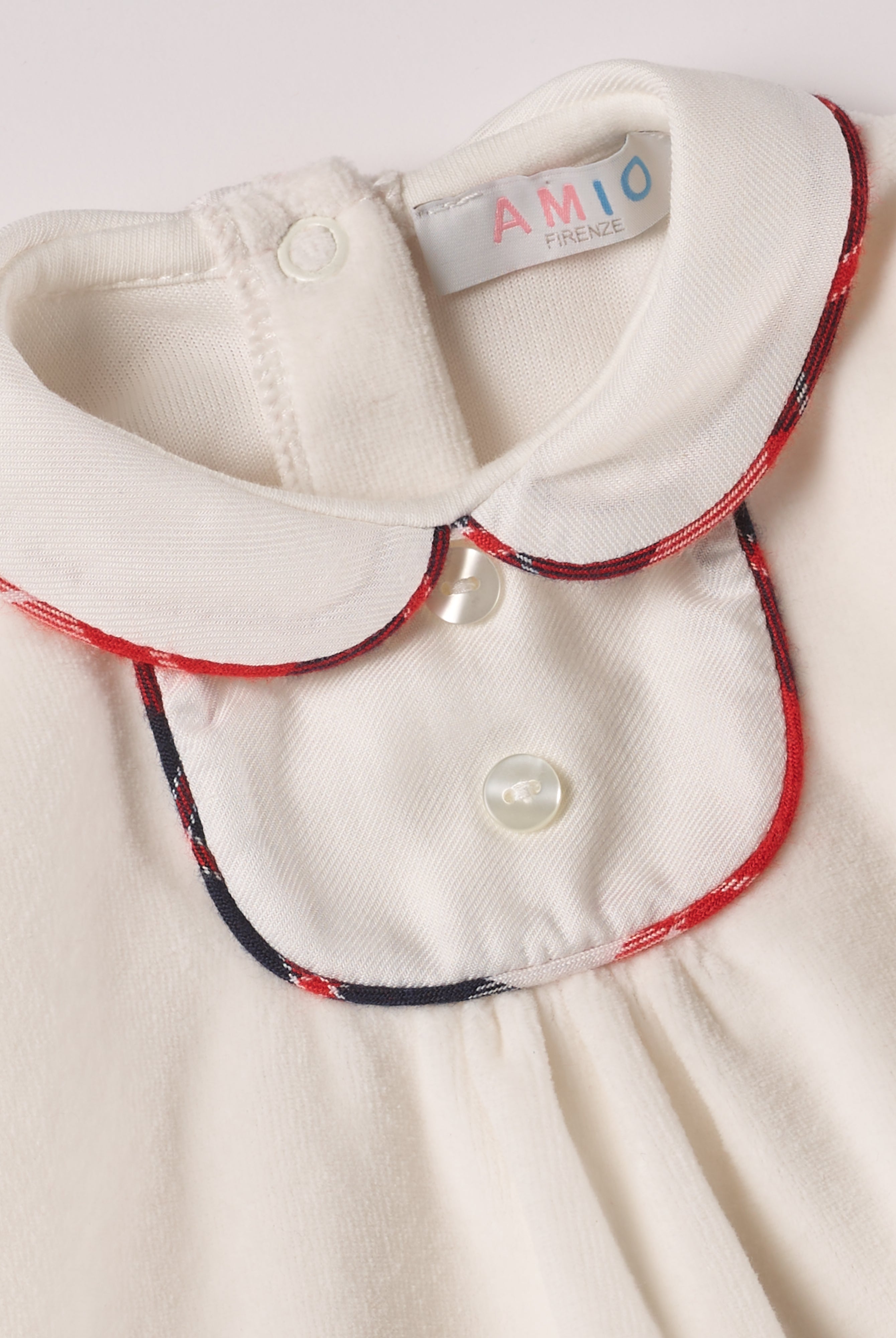 Der weiche und wärmespendende Weihnachtsstrampler von AMIO Firenze mit Kragen ist der perfekte Begleiter für den Alltag in der kalten Jahreszeit. Maximaler Tragekomfort, gepaart mit einer herausragenden Passform aus Samt (Ciniglia). Das Modell hat einen praktischen Schnitt, um etwa die Windel schnell und unkompliziert wechseln zu können. Ein AMIO Firenze Must-Have für jede Grundausstattung.
Höchste Qualität, bestes Preis-Leistungs-Verhältnis MADE IN ITALY.