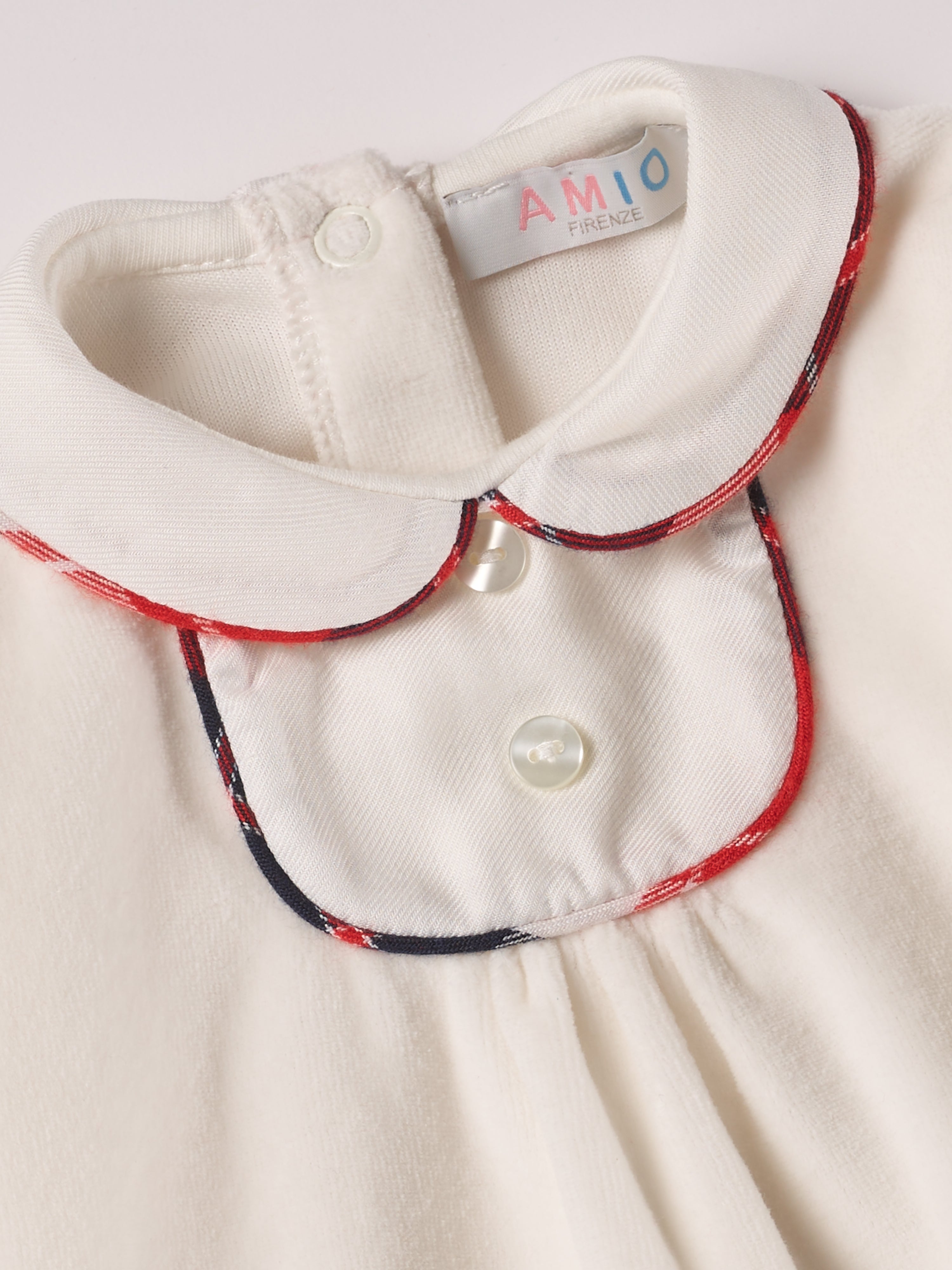 Der weiche und wärmespendende Weihnachtsstrampler von AMIO Firenze mit Kragen ist der perfekte Begleiter für den Alltag in der kalten Jahreszeit. Maximaler Tragekomfort, gepaart mit einer herausragenden Passform aus Samt (Ciniglia). Das Modell hat einen praktischen Schnitt, um etwa die Windel schnell und unkompliziert wechseln zu können. Ein AMIO Firenze Must-Have für jede Grundausstattung.
Höchste Qualität, bestes Preis-Leistungs-Verhältnis MADE IN ITALY.