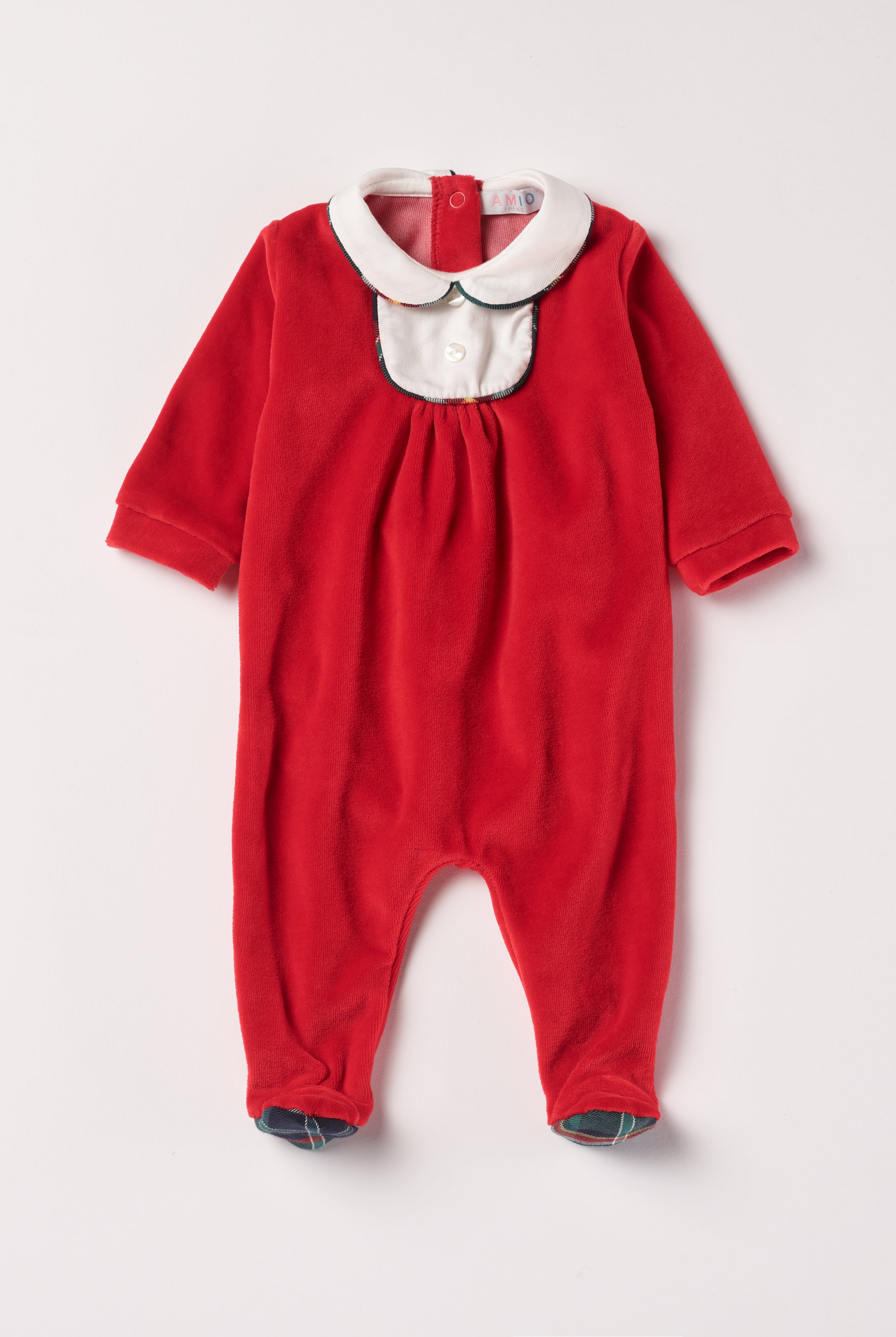 Der weiche und wärmespendende Weihnachtsstrampler von AMIO Firenze mit Kragen ist der perfekte Begleiter für den Alltag in der kalten Jahreszeit. Maximaler Tragekomfort, gepaart mit einer herausragenden Passform aus Samt (Ciniglia). Das Modell hat einen praktischen Schnitt, um etwa die Windel schnell und unkompliziert wechseln zu können.Ein AMIO Firenze Must-Have für jede Grundausstattung.
Höchste Qualität, bestes Preis-Leistungs-Verhältnis MADE IN ITALY.