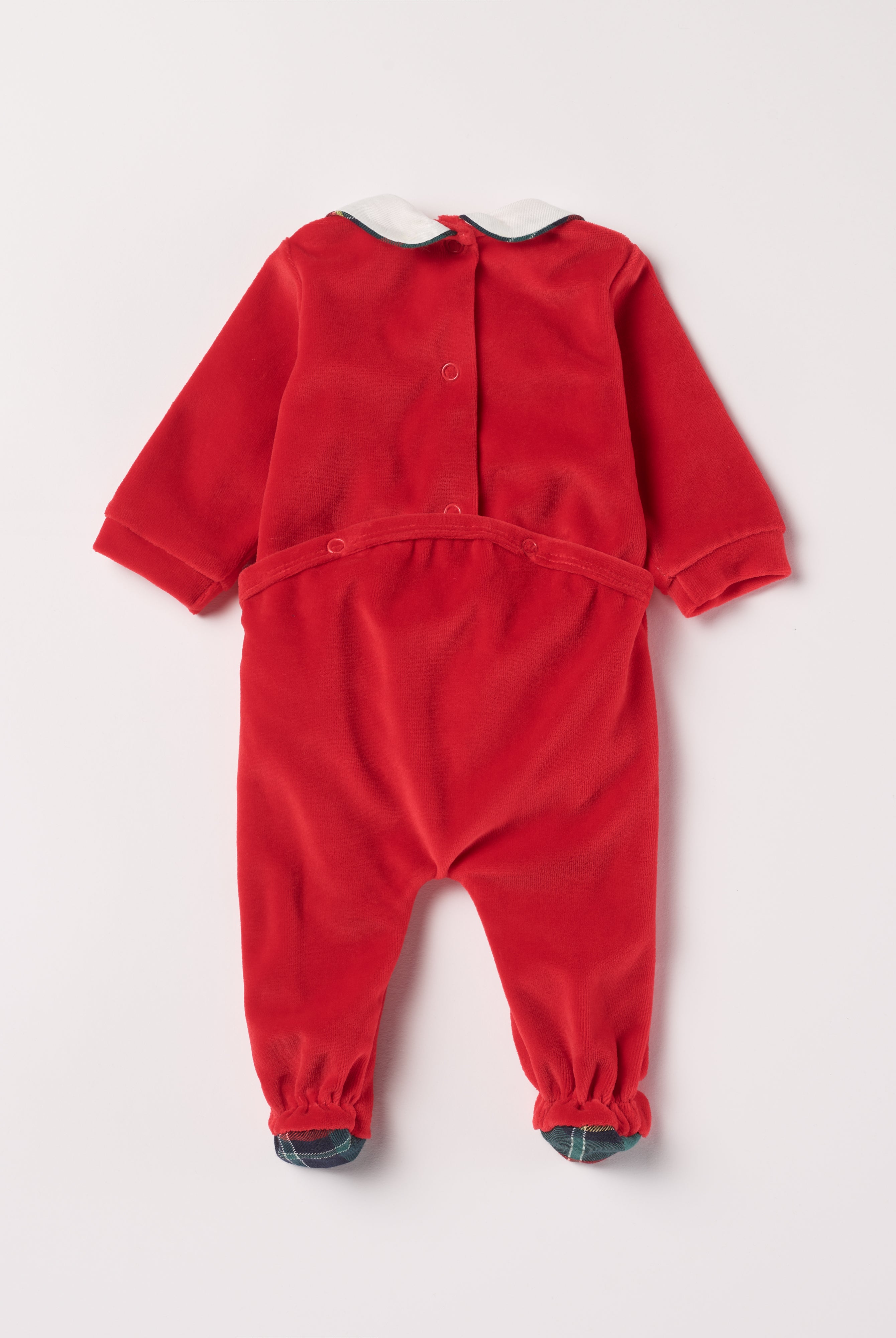 Der weiche und wärmespendende Weihnachtsstrampler von AMIO Firenze mit Kragen ist der perfekte Begleiter für den Alltag in der kalten Jahreszeit. Maximaler Tragekomfort, gepaart mit einer herausragenden Passform aus Samt (Ciniglia). Das Modell hat einen praktischen Schnitt, um etwa die Windel schnell und unkompliziert wechseln zu können.Ein AMIO Firenze Must-Have für jede Grundausstattung.
Höchste Qualität, bestes Preis-Leistungs-Verhältnis MADE IN ITALY.