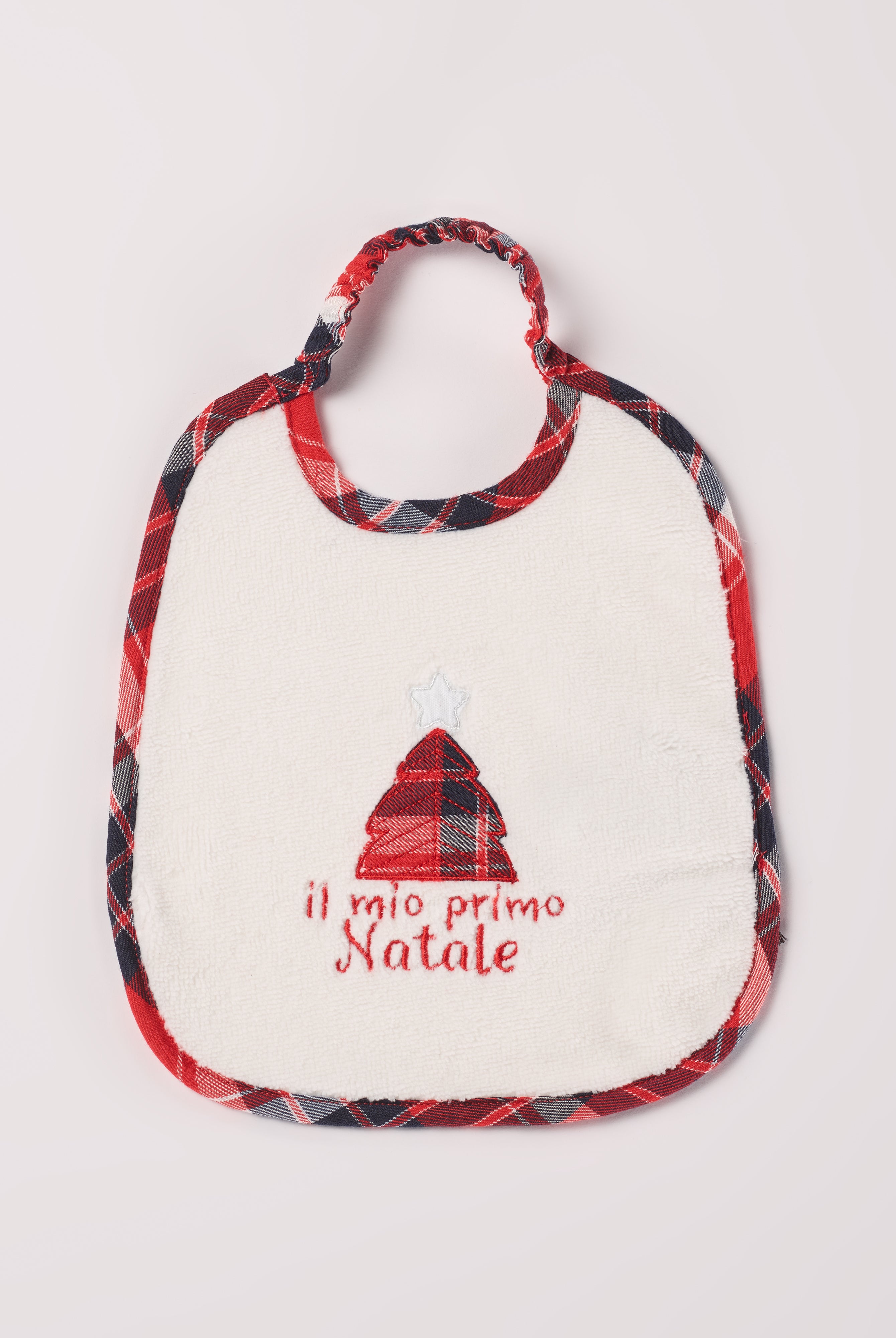 Dieses Baby Lätzchen aus Baumwolle ist der perfekte Begleiter für das erste Weihnachtsfest. Das Lätzchen ist mit einem Weihnachtsbaum verziert und mit dem Schriftzug "il mio primo Natale" (Mein erstes Weihnachten) veredelt. Eine ideale Geschenkidee für die Weihnachtszeit!
Höchste Qualität, bestes Preis-Leistungs-Verhältnis MADE IN ITALY.