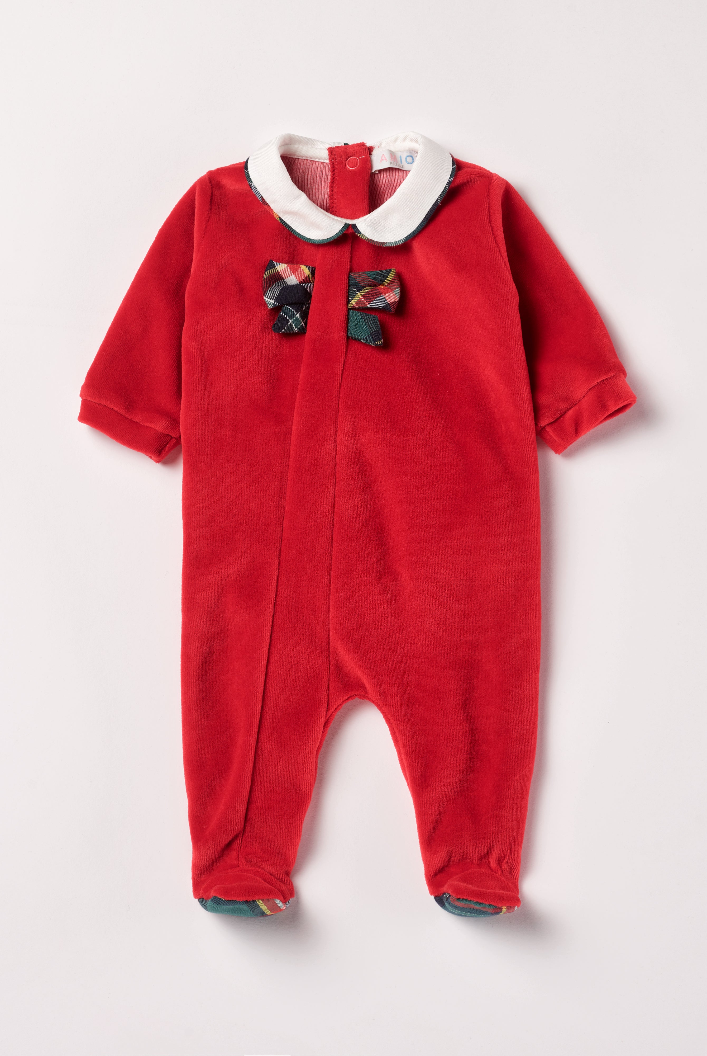 Der weiche und wärmespendende Weihnachtsstrampler von AMIO Firenze mit Kragen und Tartan-Schleife ist der perfekte Begleiter für den Alltag in der kalten Jahreszeit. Maximaler Tragekomfort, gepaart mit einer herausragenden Passform aus Samt (Ciniglia). Das Modell hat einen praktischen Schnitt, um etwa die Windel schnell und unkompliziert wechseln zu können. Ein AMIO Firenze Must-Have für jede Grundausstattung.
Höchste Qualität, bestes Preis-Leistungs-Verhältnis MADE IN ITALY.