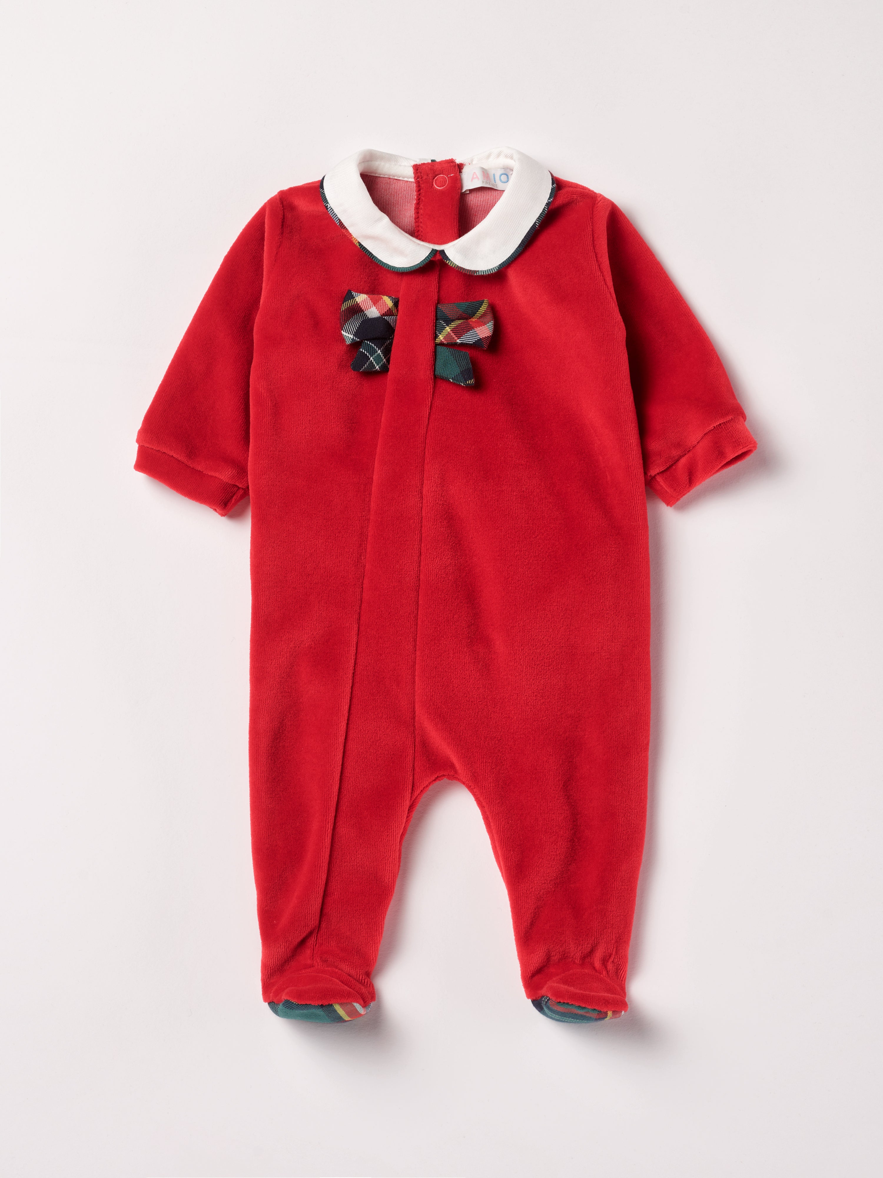 Der weiche und wärmespendende Weihnachtsstrampler von AMIO Firenze mit Kragen und Tartan-Schleife ist der perfekte Begleiter für den Alltag in der kalten Jahreszeit. Maximaler Tragekomfort, gepaart mit einer herausragenden Passform aus Samt (Ciniglia). Das Modell hat einen praktischen Schnitt, um etwa die Windel schnell und unkompliziert wechseln zu können. Ein AMIO Firenze Must-Have für jede Grundausstattung.
Höchste Qualität, bestes Preis-Leistungs-Verhältnis MADE IN ITALY.