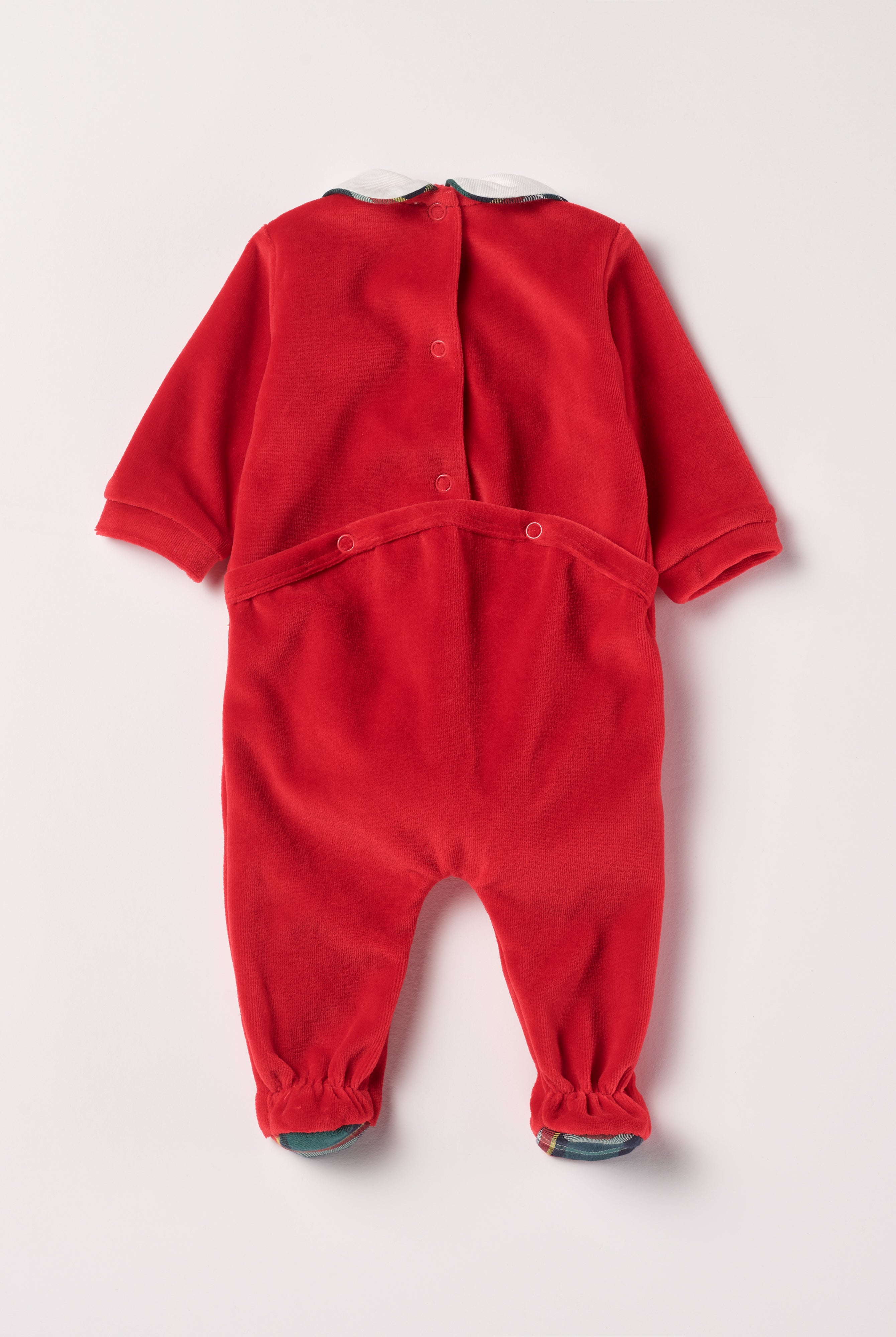 Der weiche und wärmespendende Weihnachtsstrampler von AMIO Firenze mit Kragen und Tartan-Schleife ist der perfekte Begleiter für den Alltag in der kalten Jahreszeit. Maximaler Tragekomfort, gepaart mit einer herausragenden Passform aus Samt (Ciniglia). Das Modell hat einen praktischen Schnitt, um etwa die Windel schnell und unkompliziert wechseln zu können. Ein AMIO Firenze Must-Have für jede Grundausstattung.
Höchste Qualität, bestes Preis-Leistungs-Verhältnis MADE IN ITALY.