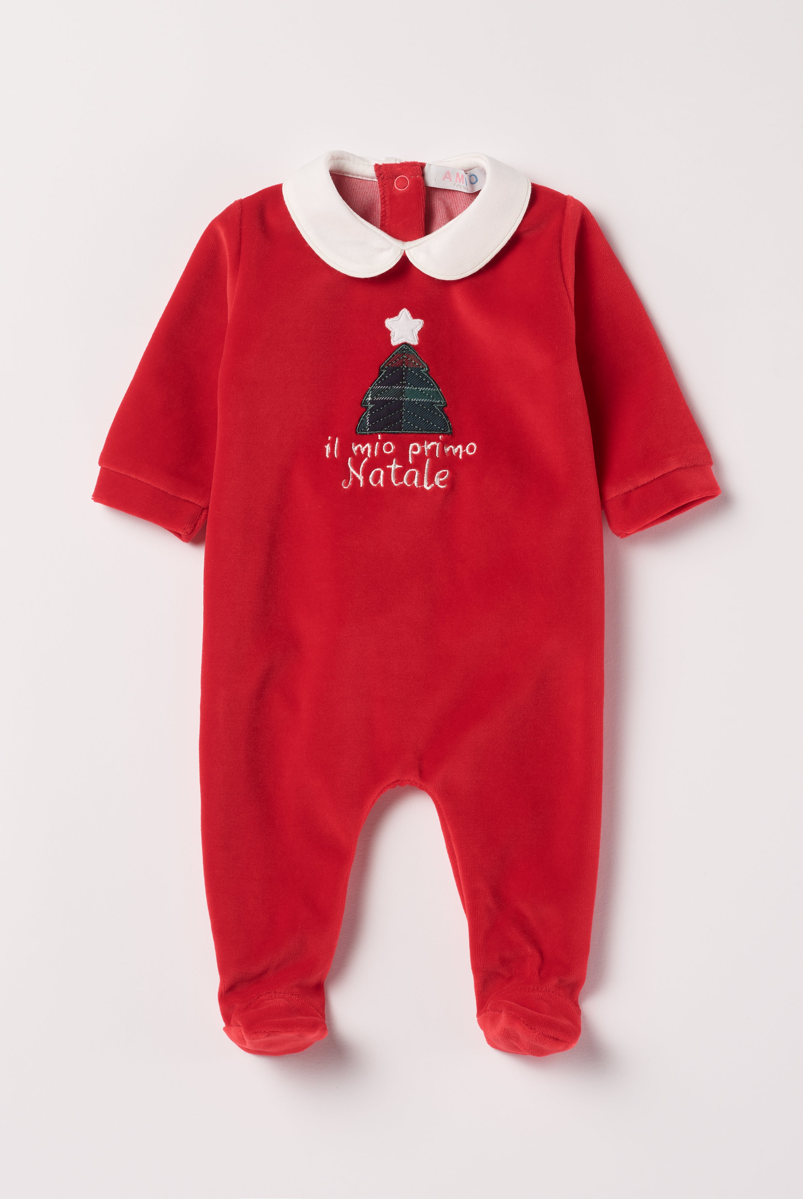 Der weiche und wärmespendende Weihnachtsstrampler von AMIO Firenze mit Kragen und Tannenbaumapplikation ist der perfekte Begleiter für den Alltag in der kalten Jahreszeit. Maximaler Tragekomfort, gepaart mit einer herausragenden Passform aus Samt (Ciniglia). Das Modell hat einen praktischen Schnitt, um etwa die Windel schnell und unkompliziert wechseln zu können. Die bestickte Widmung "Mein erstes Weihnachten" verleiht dem Strampler eine besonders festliche Note.