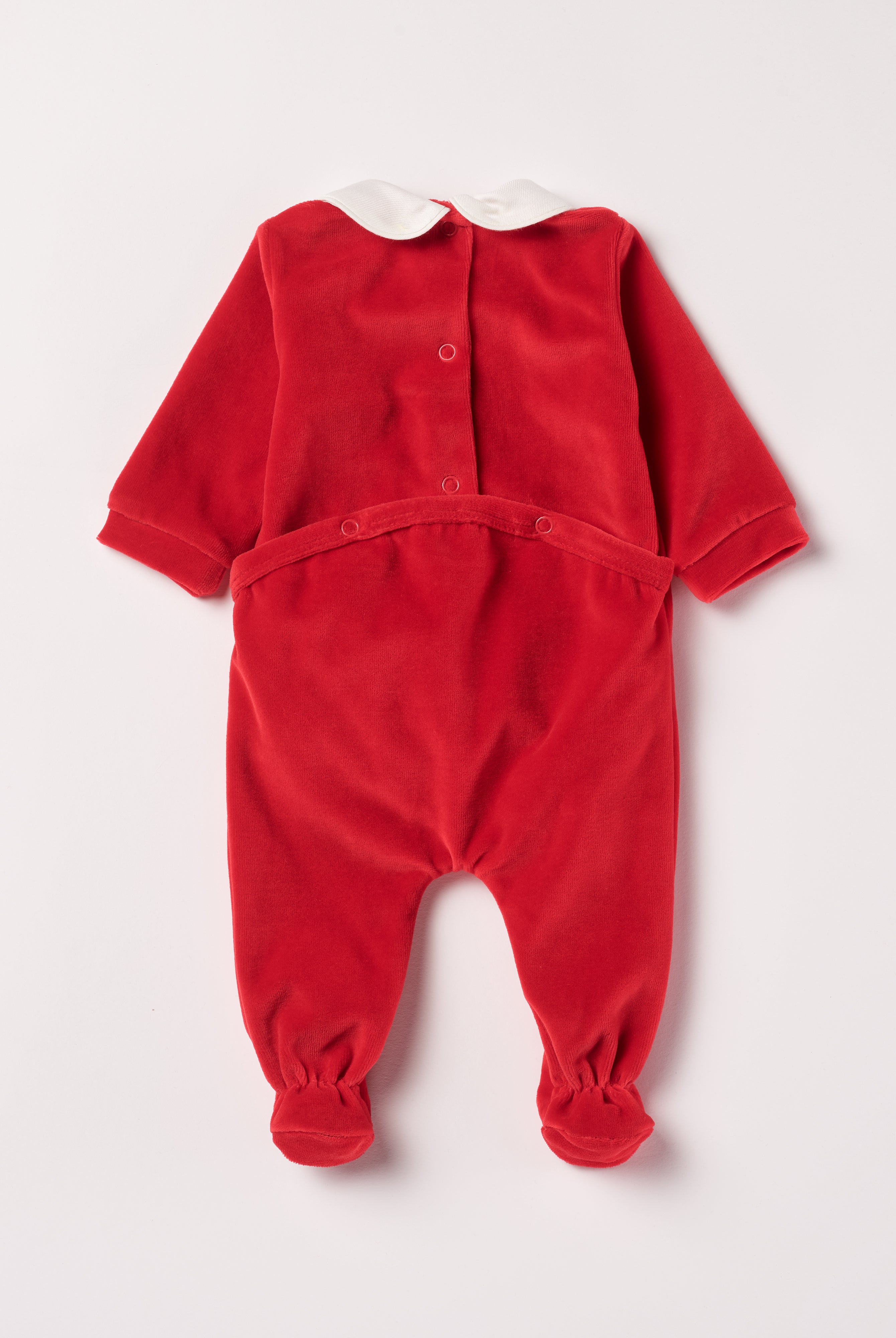 Der weiche und wärmespendende Weihnachtsstrampler von AMIO Firenze mit Kragen und Tannenbaumapplikation ist der perfekte Begleiter für den Alltag in der kalten Jahreszeit. Maximaler Tragekomfort, gepaart mit einer herausragenden Passform aus Samt (Ciniglia). Das Modell hat einen praktischen Schnitt, um etwa die Windel schnell und unkompliziert wechseln zu können. Die bestickte Widmung "Mein erstes Weihnachten" verleiht dem Strampler eine besonders festliche Note.