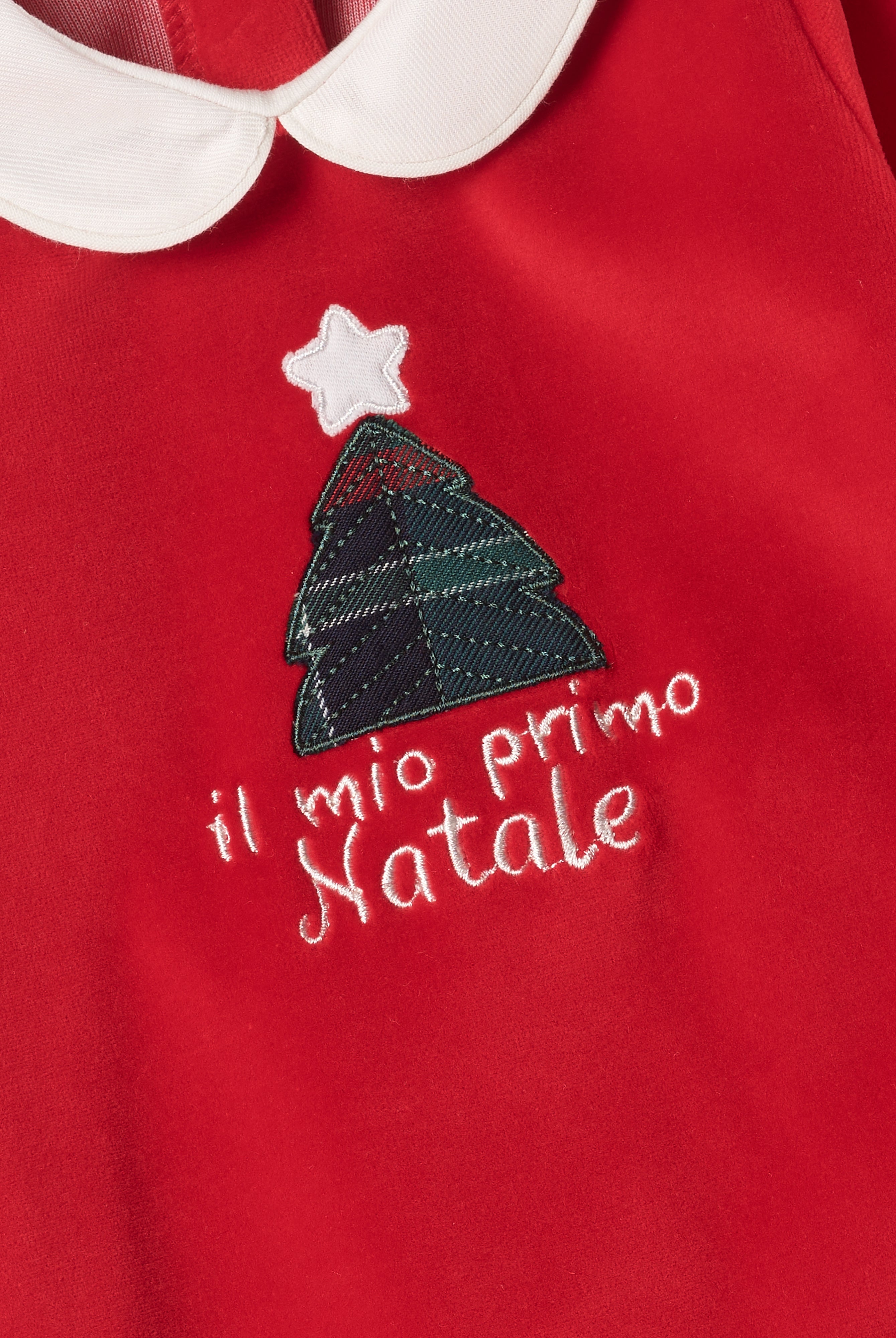 Der weiche und wärmespendende Weihnachtsstrampler von AMIO Firenze mit Kragen und Tannenbaumapplikation ist der perfekte Begleiter für den Alltag in der kalten Jahreszeit. Maximaler Tragekomfort, gepaart mit einer herausragenden Passform aus Samt (Ciniglia). Das Modell hat einen praktischen Schnitt, um etwa die Windel schnell und unkompliziert wechseln zu können. Die bestickte Widmung "Mein erstes Weihnachten" verleiht dem Strampler eine besonders festliche Note.