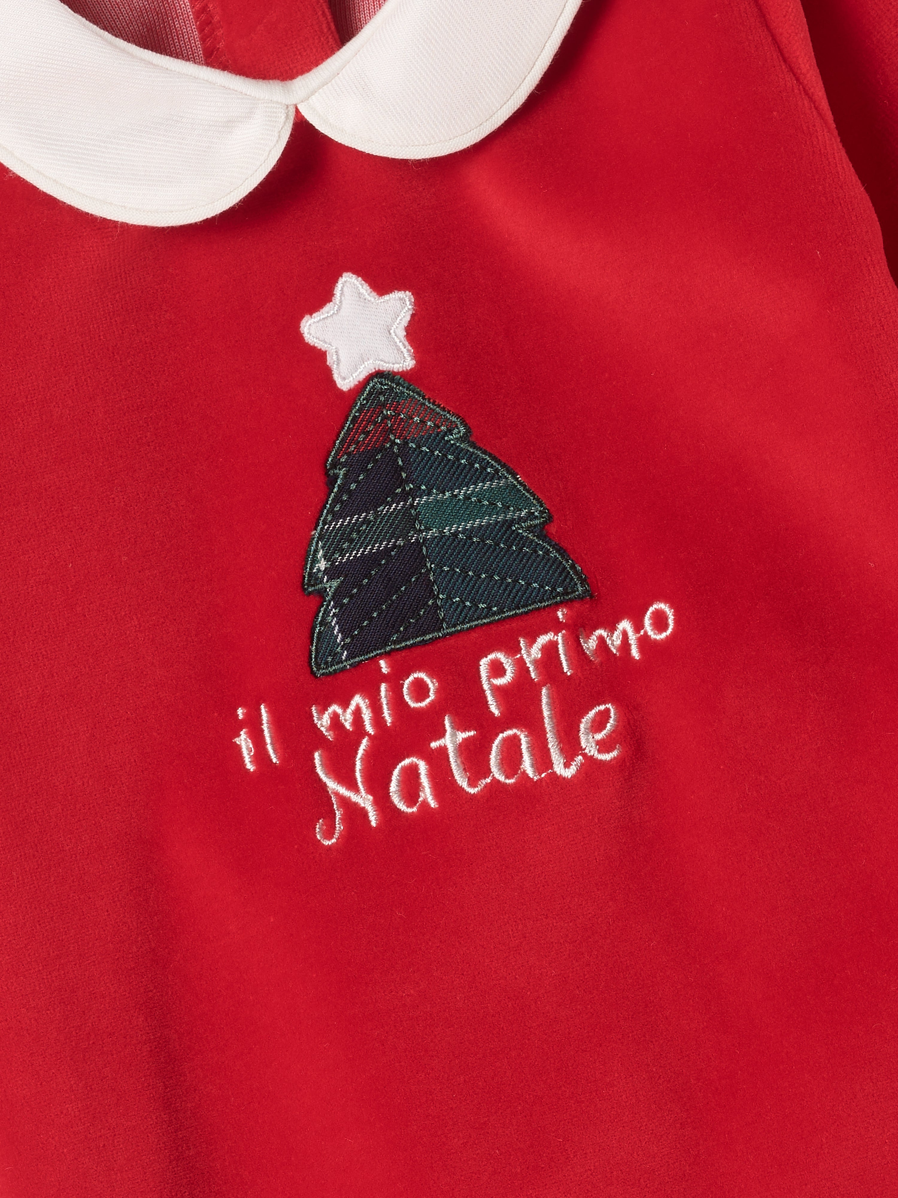 Der weiche und wärmespendende Weihnachtsstrampler von AMIO Firenze mit Kragen und Tannenbaumapplikation ist der perfekte Begleiter für den Alltag in der kalten Jahreszeit. Maximaler Tragekomfort, gepaart mit einer herausragenden Passform aus Samt (Ciniglia). Das Modell hat einen praktischen Schnitt, um etwa die Windel schnell und unkompliziert wechseln zu können. Die bestickte Widmung "Mein erstes Weihnachten" verleiht dem Strampler eine besonders festliche Note.