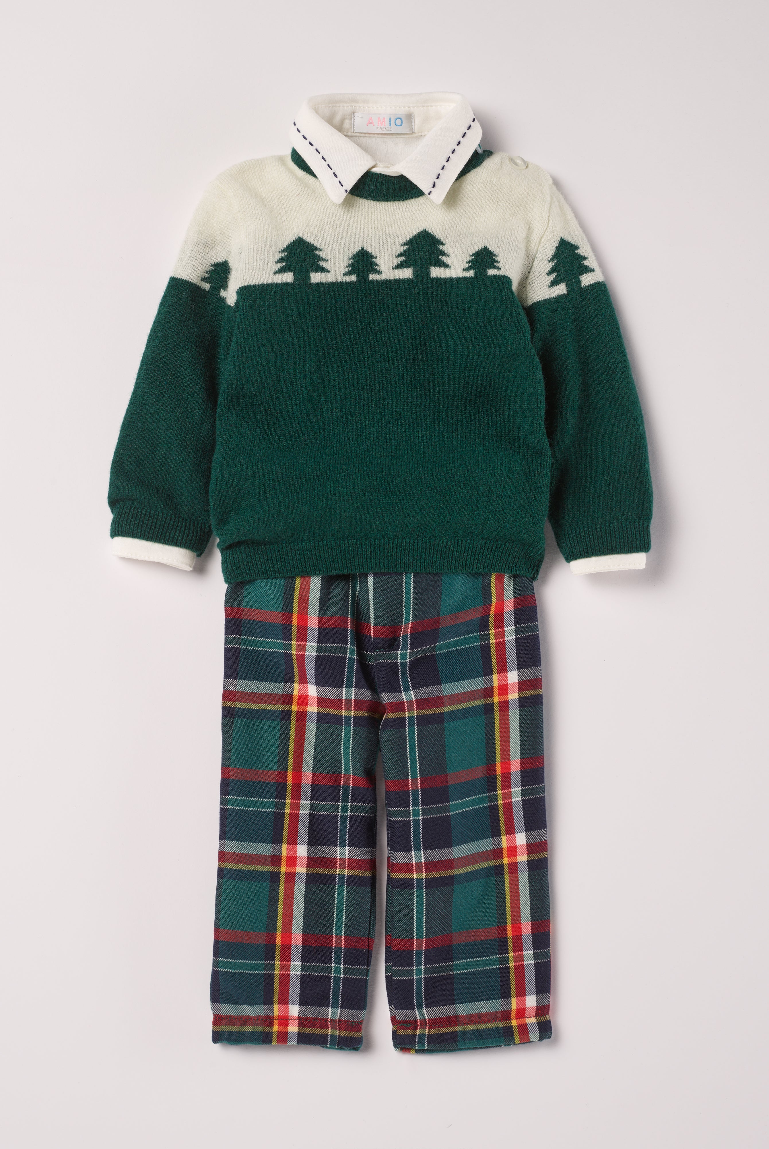 Der weiche und wärmespendende Strickpullover von AMIO Firenze ist der perfekte Begleiter für die kalte Jahreszeit. Vielseitig kombinierbar und aufgrund der Materialzusammensetzung strapazierfähig für den Alltag. Maximaler Tragekomfort, gepaart mit einer herausragenden Passform.
Höchste Qualität, bestes Preis-Leistungs-Verhältnis MADE IN ITALY.