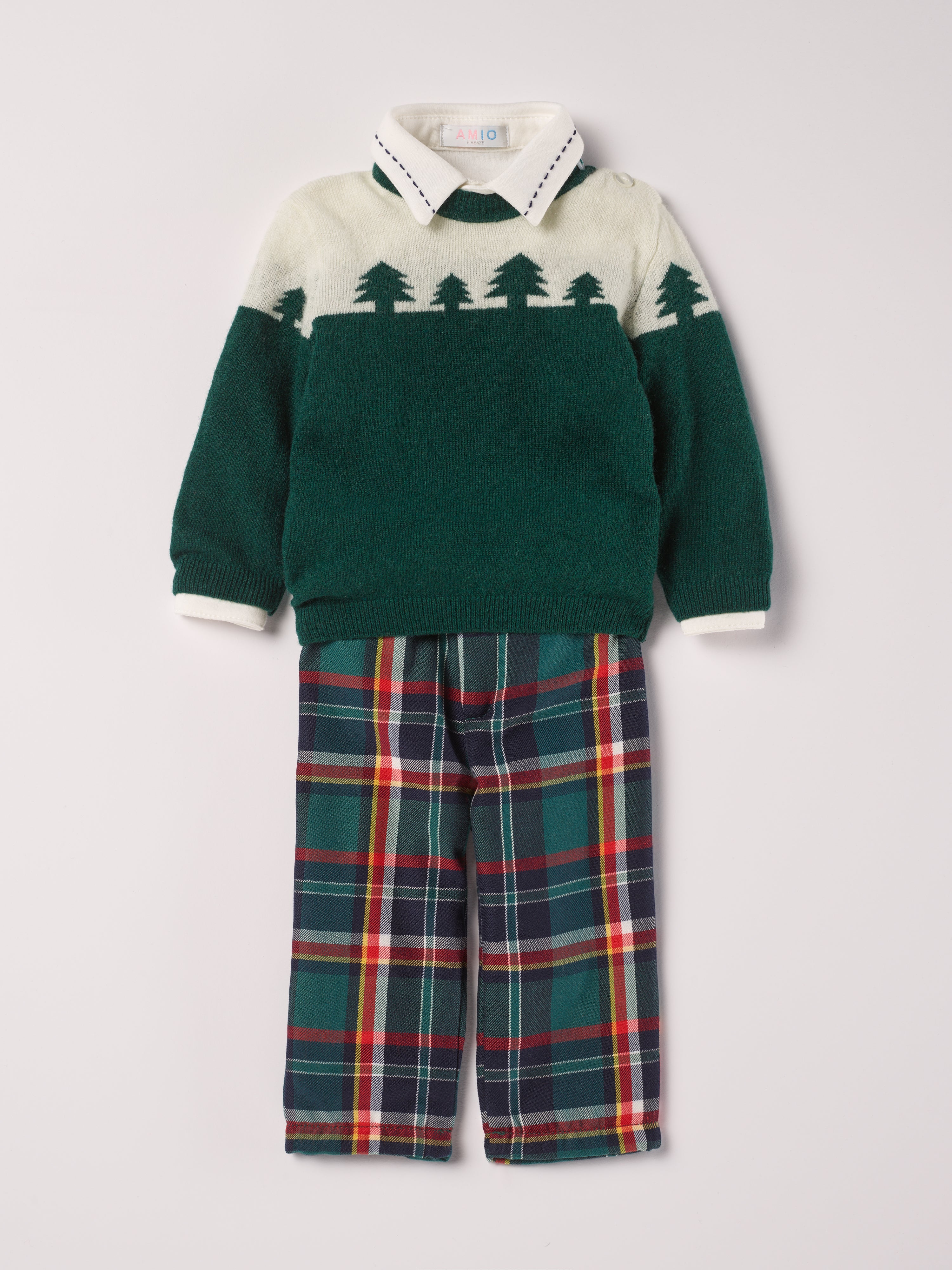 Der weiche und wärmespendende Strickpullover von AMIO Firenze ist der perfekte Begleiter für die kalte Jahreszeit. Vielseitig kombinierbar und aufgrund der Materialzusammensetzung strapazierfähig für den Alltag. Maximaler Tragekomfort, gepaart mit einer herausragenden Passform.
Höchste Qualität, bestes Preis-Leistungs-Verhältnis MADE IN ITALY.