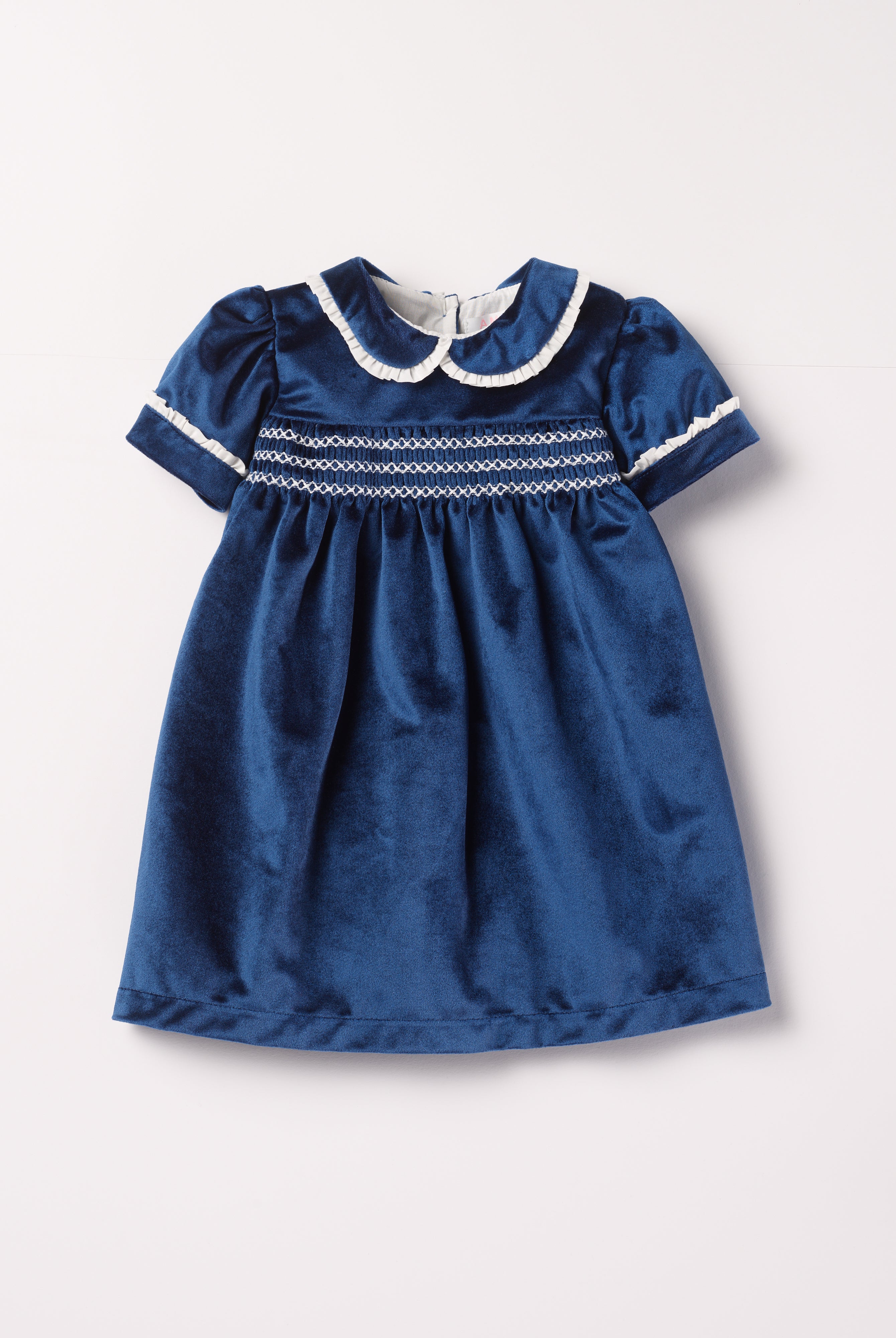 Dieses schimmernde Samtkleid in edlem Royalblau ist ein eleganter Blickfang für Weihnachten und festliche Anlässe. Der luxuriöse Samtstoff liegt angenehm weich auf der Haut und sorgt für ein geschmeidiges Tragegefühl. Das klassische Design verleiht jedem Auftritt eine festliche Note und bringt stilvollen Glanz in die Weihnachtszeit.
Höchste Qualität, bestes Preis-Leistungs-Verhältnis MADE IN ITALY.