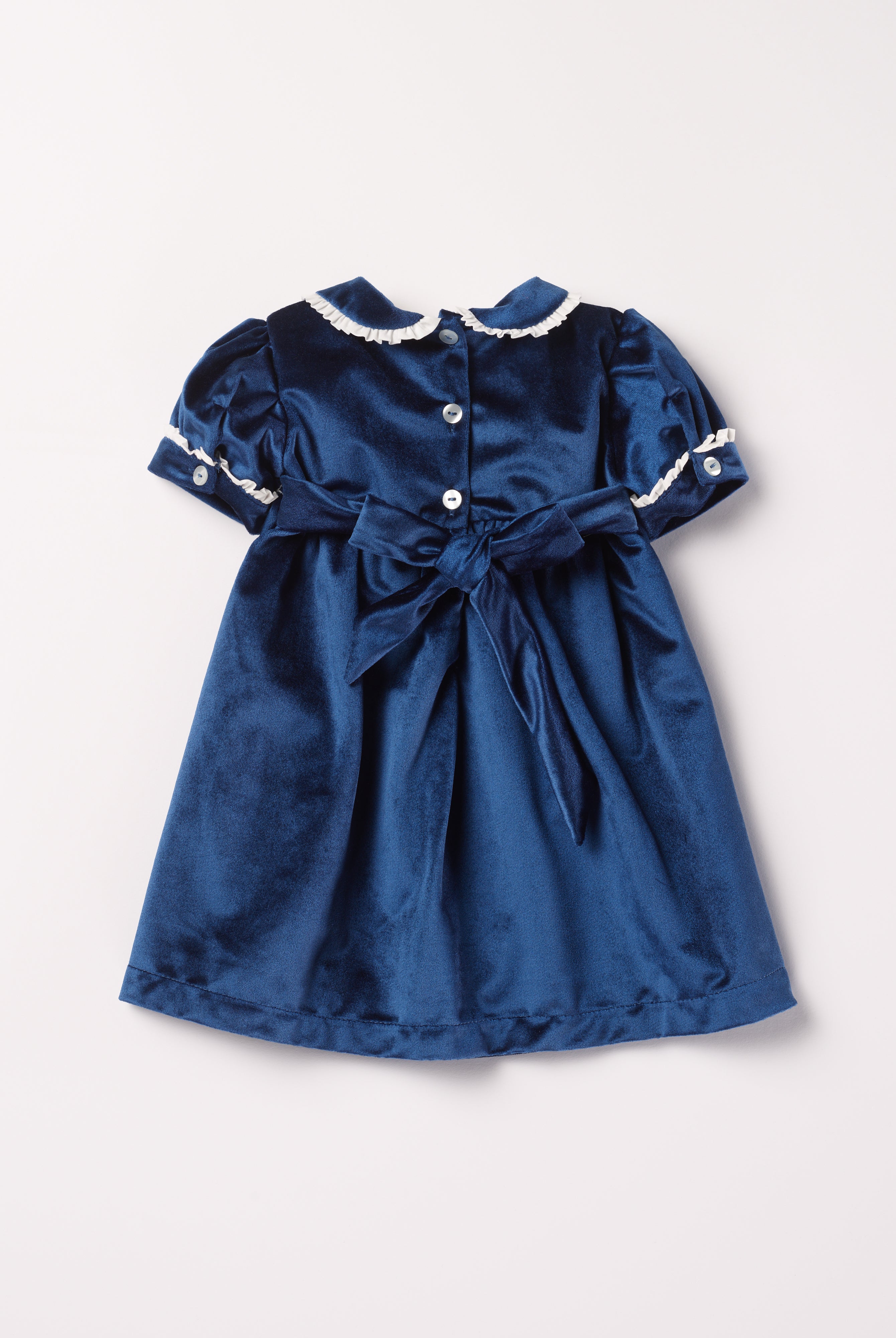 Dieses schimmernde Samtkleid in edlem Royalblau ist ein eleganter Blickfang für Weihnachten und festliche Anlässe. Der luxuriöse Samtstoff liegt angenehm weich auf der Haut und sorgt für ein geschmeidiges Tragegefühl. Das klassische Design verleiht jedem Auftritt eine festliche Note und bringt stilvollen Glanz in die Weihnachtszeit.
Höchste Qualität, bestes Preis-Leistungs-Verhältnis MADE IN ITALY.