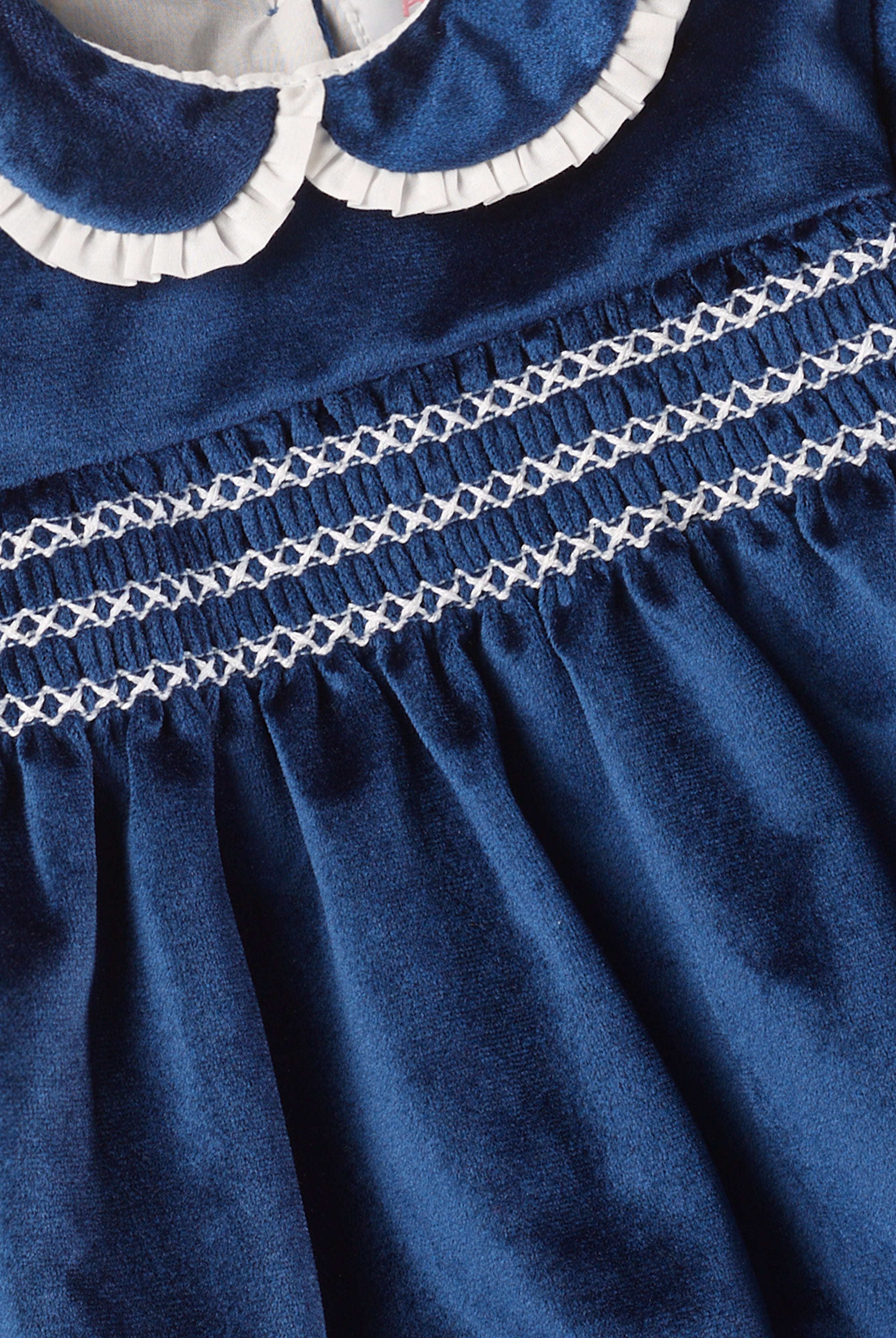 Dieses schimmernde Samtkleid in edlem Royalblau ist ein eleganter Blickfang für Weihnachten und festliche Anlässe. Der luxuriöse Samtstoff liegt angenehm weich auf der Haut und sorgt für ein geschmeidiges Tragegefühl. Das klassische Design verleiht jedem Auftritt eine festliche Note und bringt stilvollen Glanz in die Weihnachtszeit.
Höchste Qualität, bestes Preis-Leistungs-Verhältnis MADE IN ITALY.