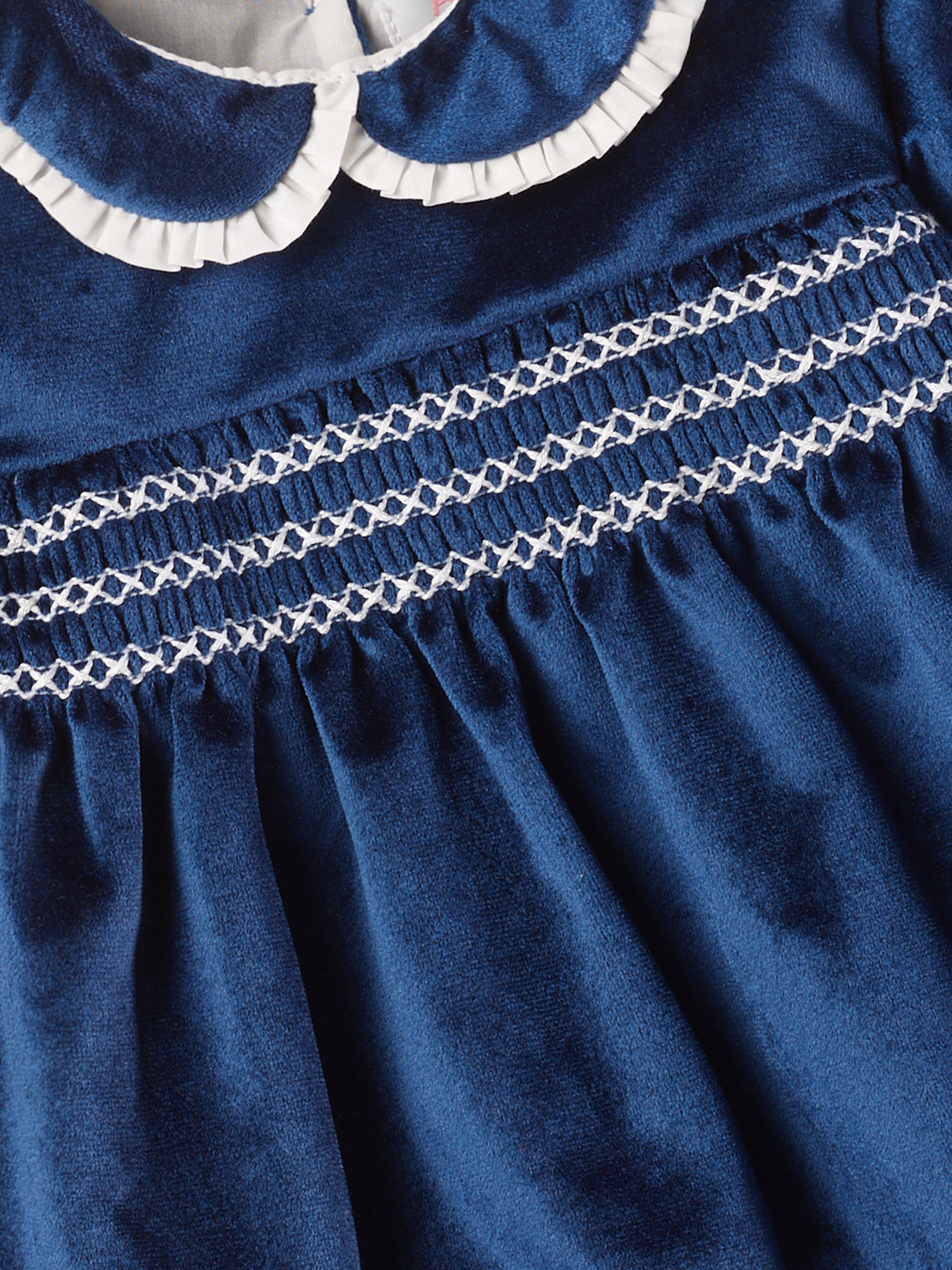 Dieses schimmernde Samtkleid in edlem Royalblau ist ein eleganter Blickfang für Weihnachten und festliche Anlässe. Der luxuriöse Samtstoff liegt angenehm weich auf der Haut und sorgt für ein geschmeidiges Tragegefühl. Das klassische Design verleiht jedem Auftritt eine festliche Note und bringt stilvollen Glanz in die Weihnachtszeit.
Höchste Qualität, bestes Preis-Leistungs-Verhältnis MADE IN ITALY.