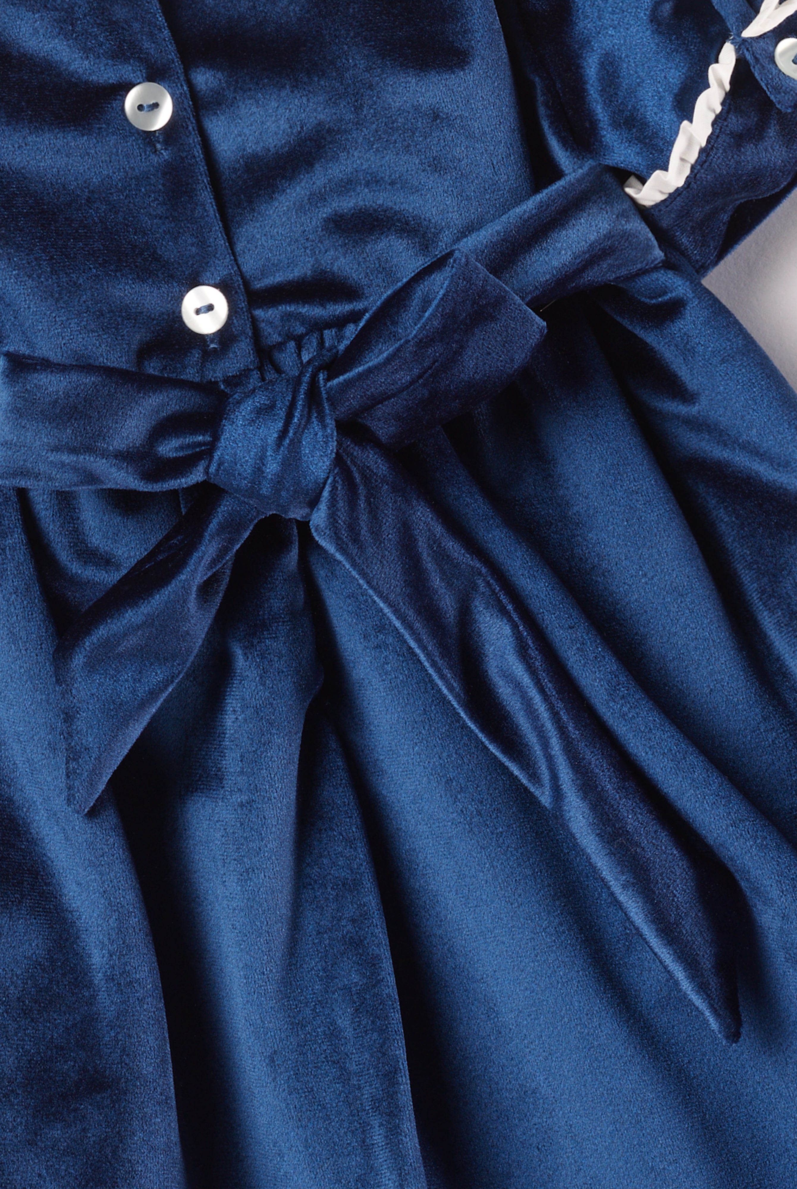 Dieses schimmernde Samtkleid in edlem Royalblau ist ein eleganter Blickfang für Weihnachten und festliche Anlässe. Der luxuriöse Samtstoff liegt angenehm weich auf der Haut und sorgt für ein geschmeidiges Tragegefühl. Das klassische Design verleiht jedem Auftritt eine festliche Note und bringt stilvollen Glanz in die Weihnachtszeit.
Höchste Qualität, bestes Preis-Leistungs-Verhältnis MADE IN ITALY.