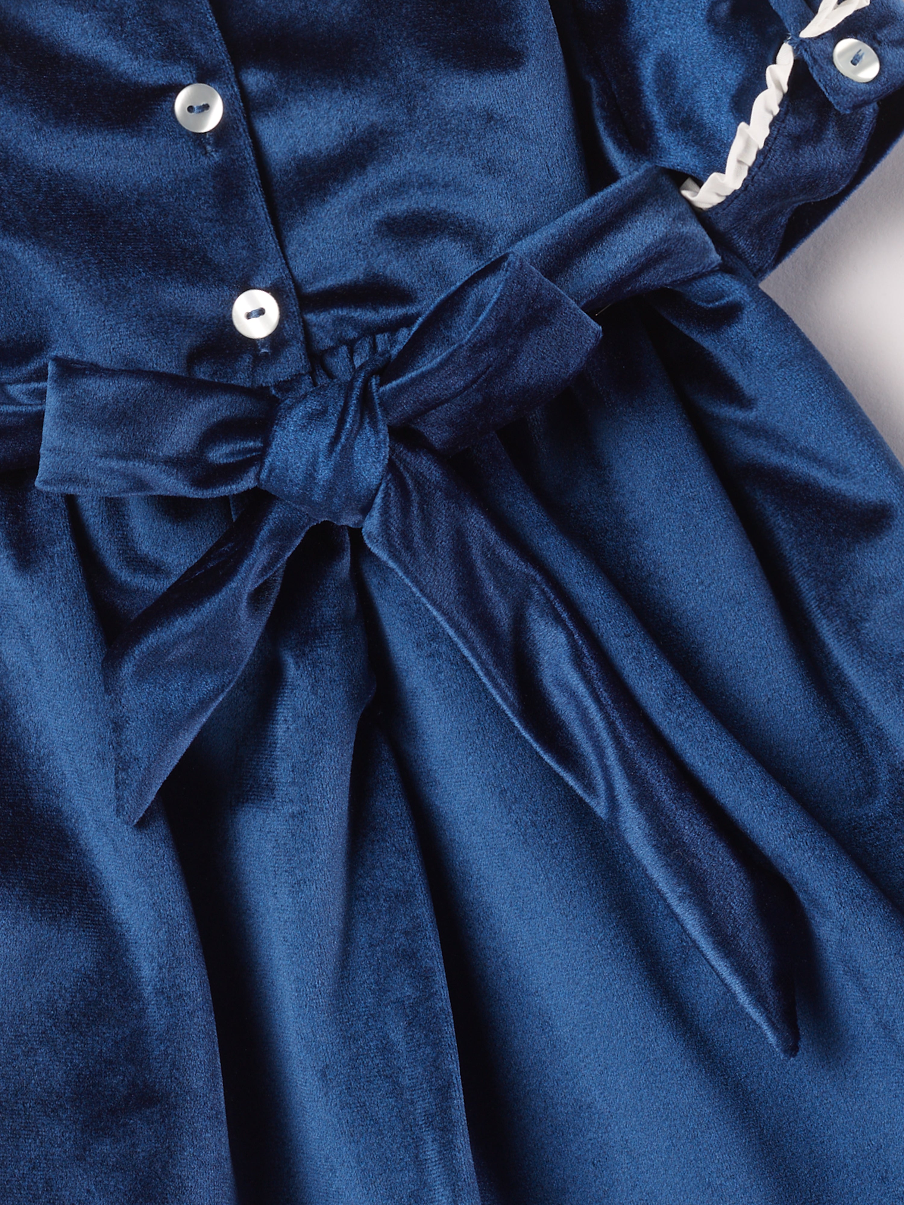 Dieses schimmernde Samtkleid in edlem Royalblau ist ein eleganter Blickfang für Weihnachten und festliche Anlässe. Der luxuriöse Samtstoff liegt angenehm weich auf der Haut und sorgt für ein geschmeidiges Tragegefühl. Das klassische Design verleiht jedem Auftritt eine festliche Note und bringt stilvollen Glanz in die Weihnachtszeit.
Höchste Qualität, bestes Preis-Leistungs-Verhältnis MADE IN ITALY.