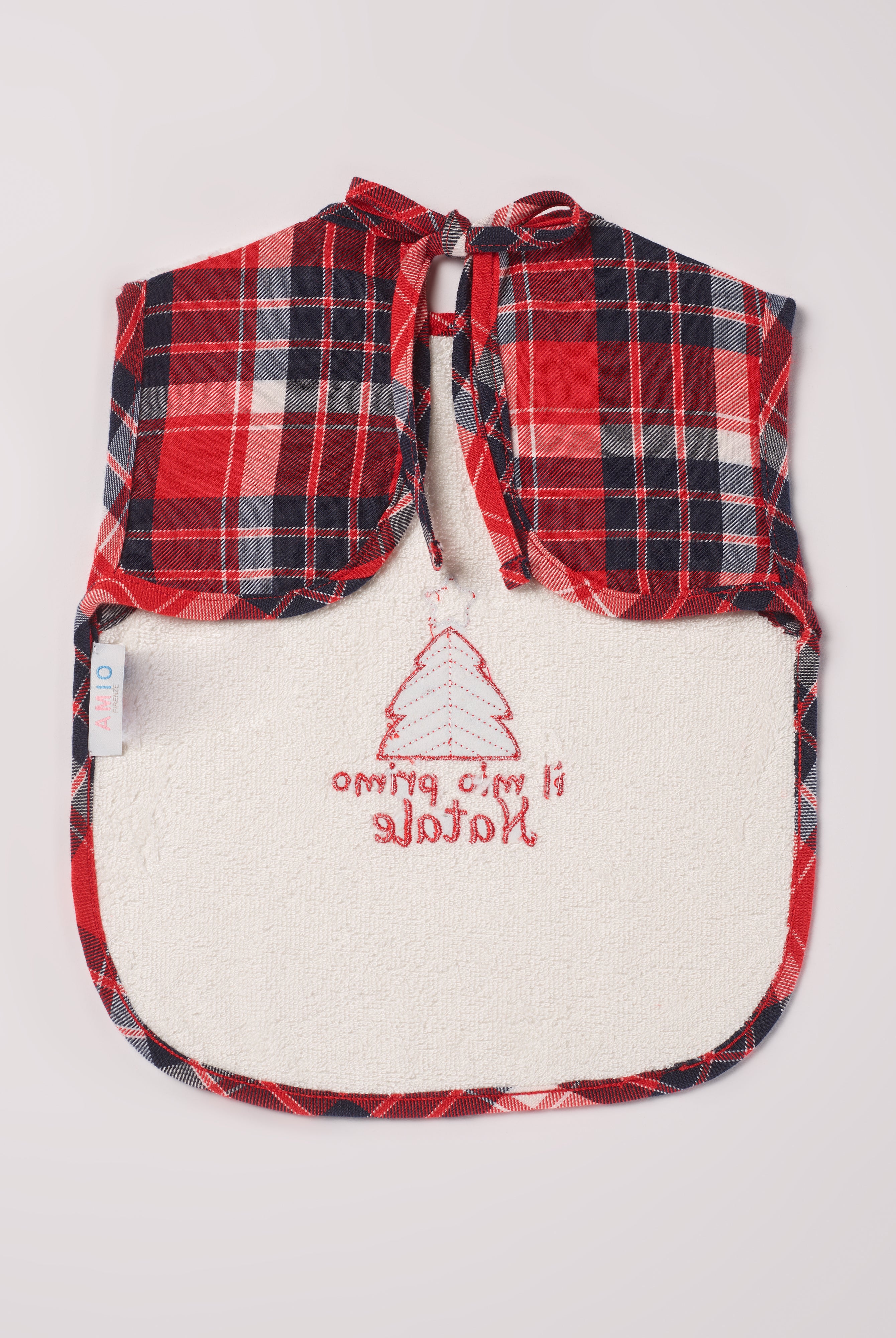 Dieses Baby Lätzchen aus Baumwolle ist der perfekte Begleiter für das erste Weihnachtsfest. Die Größe, Passform und Schulterträger ermöglichen einen rutschfesten Sitz. Das Lätzchen ist mit einem Weihnachtsbaum verziert und mit dem Schriftzug "il mio primo Natale" (Mein erstes Weihnachten) veredelt. Eine ideale Geschenkidee für die Weihnachtszeit!
Höchste Qualität, bestes Preis-Leistungs-Verhältnis MADE IN ITALY.