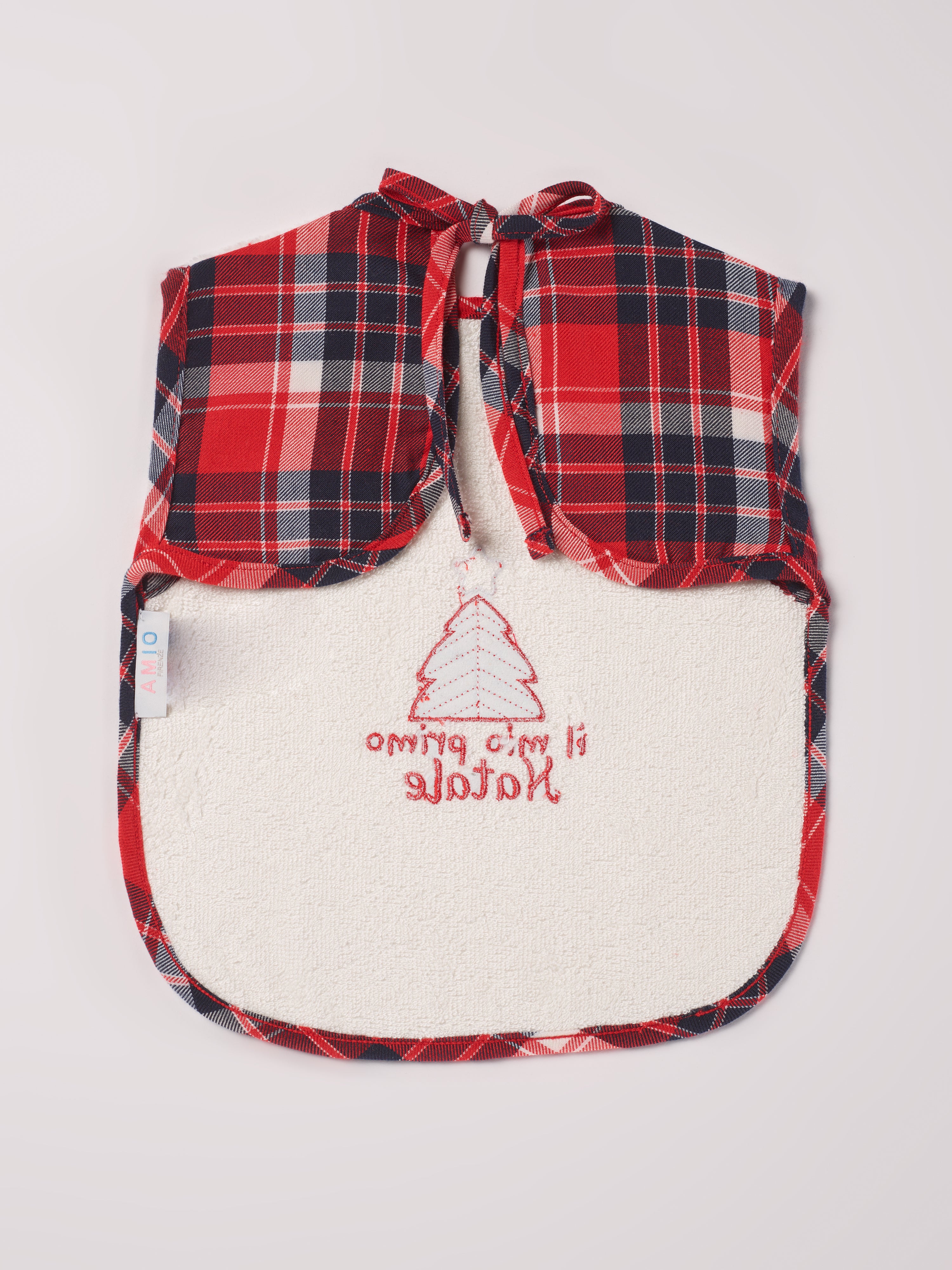 Dieses Baby Lätzchen aus Baumwolle ist der perfekte Begleiter für das erste Weihnachtsfest. Die Größe, Passform und Schulterträger ermöglichen einen rutschfesten Sitz. Das Lätzchen ist mit einem Weihnachtsbaum verziert und mit dem Schriftzug "il mio primo Natale" (Mein erstes Weihnachten) veredelt. Eine ideale Geschenkidee für die Weihnachtszeit!
Höchste Qualität, bestes Preis-Leistungs-Verhältnis MADE IN ITALY.