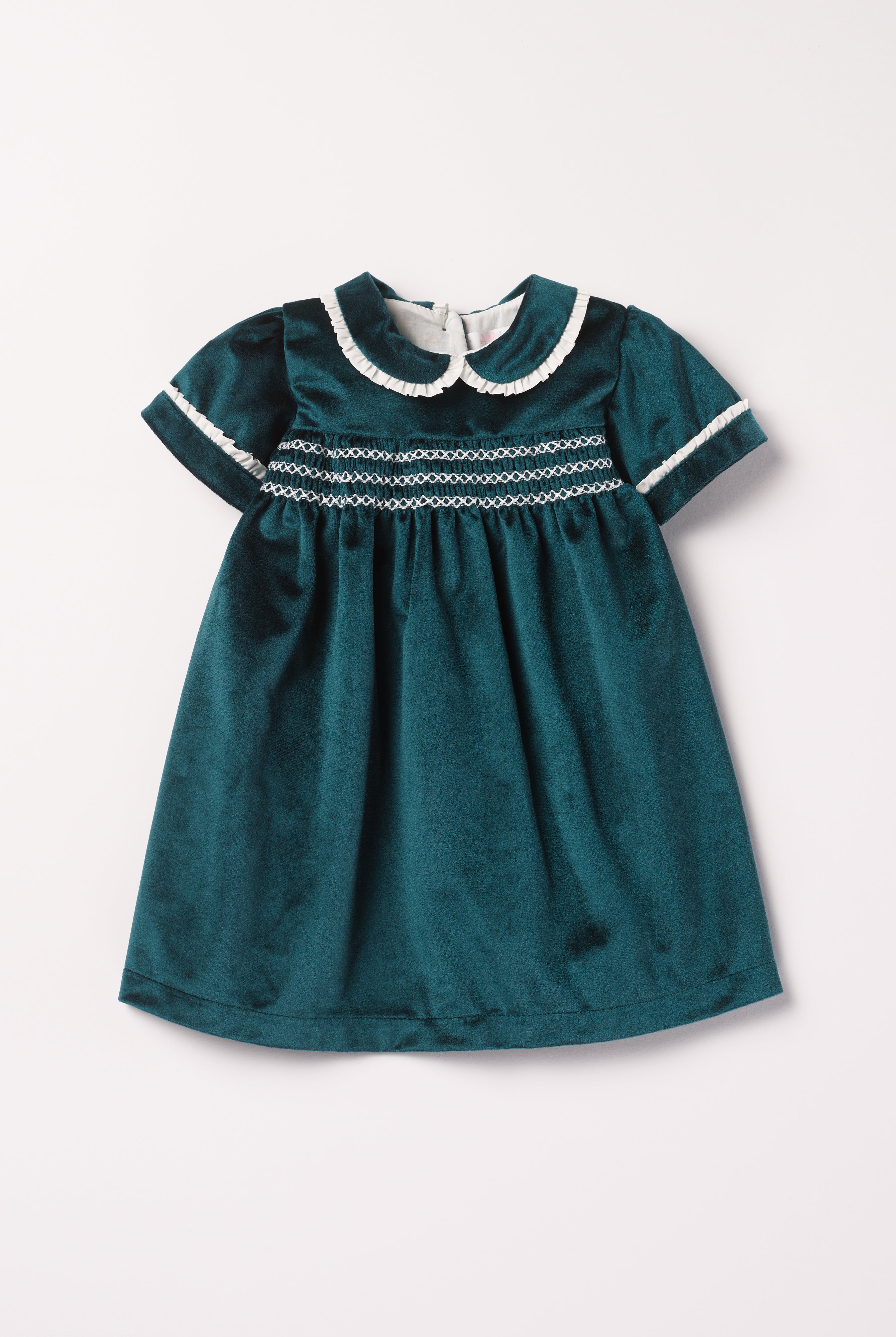 Dieses schimmernde Samtkleid in tiefem Tannengrün ist ein eleganter Blickfang für Weihnachten und festliche Anlässe. Der luxuriöse Samtstoff liegt angenehm weich auf der Haut und sorgt für ein geschmeidiges Tragegefühl. Das klassische Design verleiht jedem Auftritt eine festliche Note und bringt stilvollen Glanz in die Weihnachtszeit.
Höchste Qualität, bestes Preis-Leistungs-Verhältnis MADE IN ITALY.