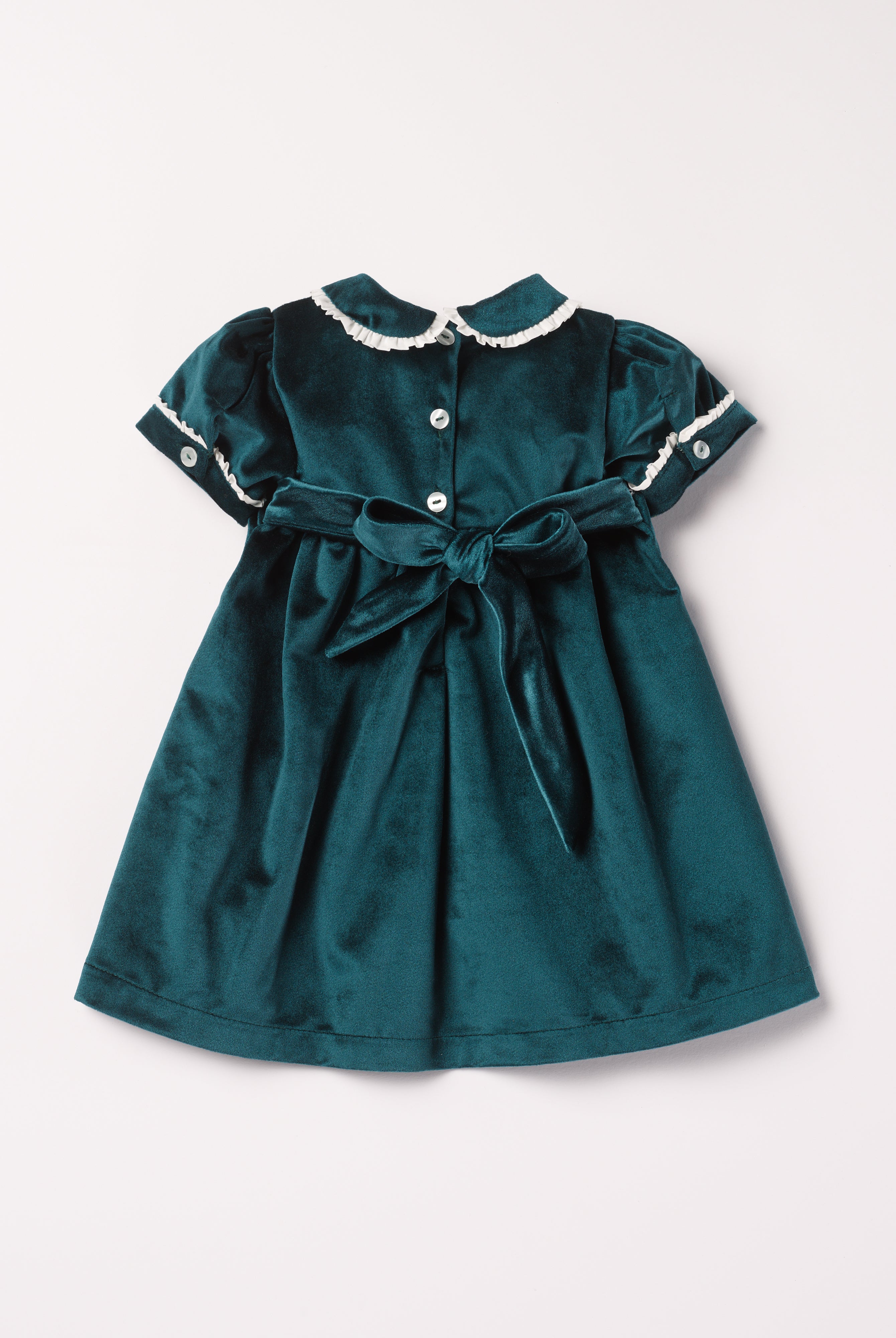 Dieses schimmernde Samtkleid in tiefem Tannengrün ist ein eleganter Blickfang für Weihnachten und festliche Anlässe. Der luxuriöse Samtstoff liegt angenehm weich auf der Haut und sorgt für ein geschmeidiges Tragegefühl. Das klassische Design verleiht jedem Auftritt eine festliche Note und bringt stilvollen Glanz in die Weihnachtszeit.
Höchste Qualität, bestes Preis-Leistungs-Verhältnis MADE IN ITALY.