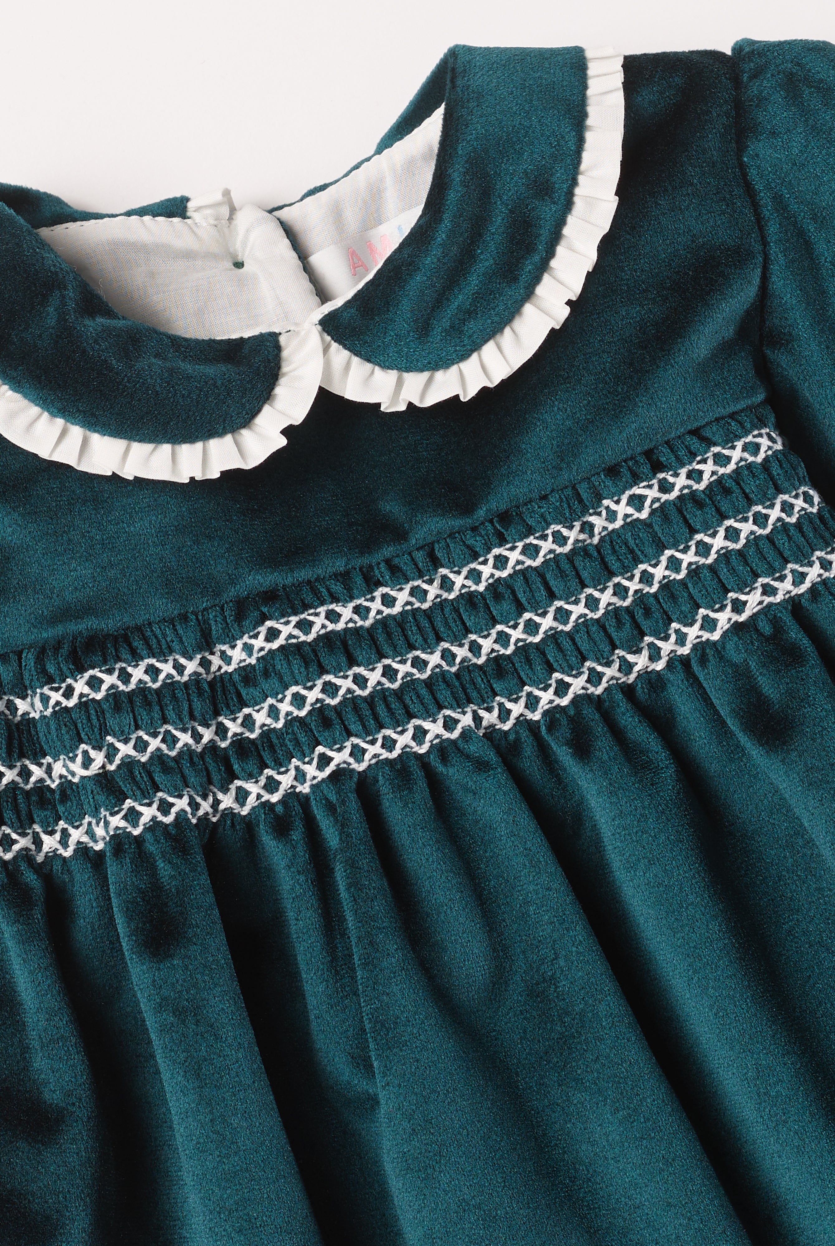 Dieses schimmernde Samtkleid in tiefem Tannengrün ist ein eleganter Blickfang für Weihnachten und festliche Anlässe. Der luxuriöse Samtstoff liegt angenehm weich auf der Haut und sorgt für ein geschmeidiges Tragegefühl. Das klassische Design verleiht jedem Auftritt eine festliche Note und bringt stilvollen Glanz in die Weihnachtszeit.
Höchste Qualität, bestes Preis-Leistungs-Verhältnis MADE IN ITALY.