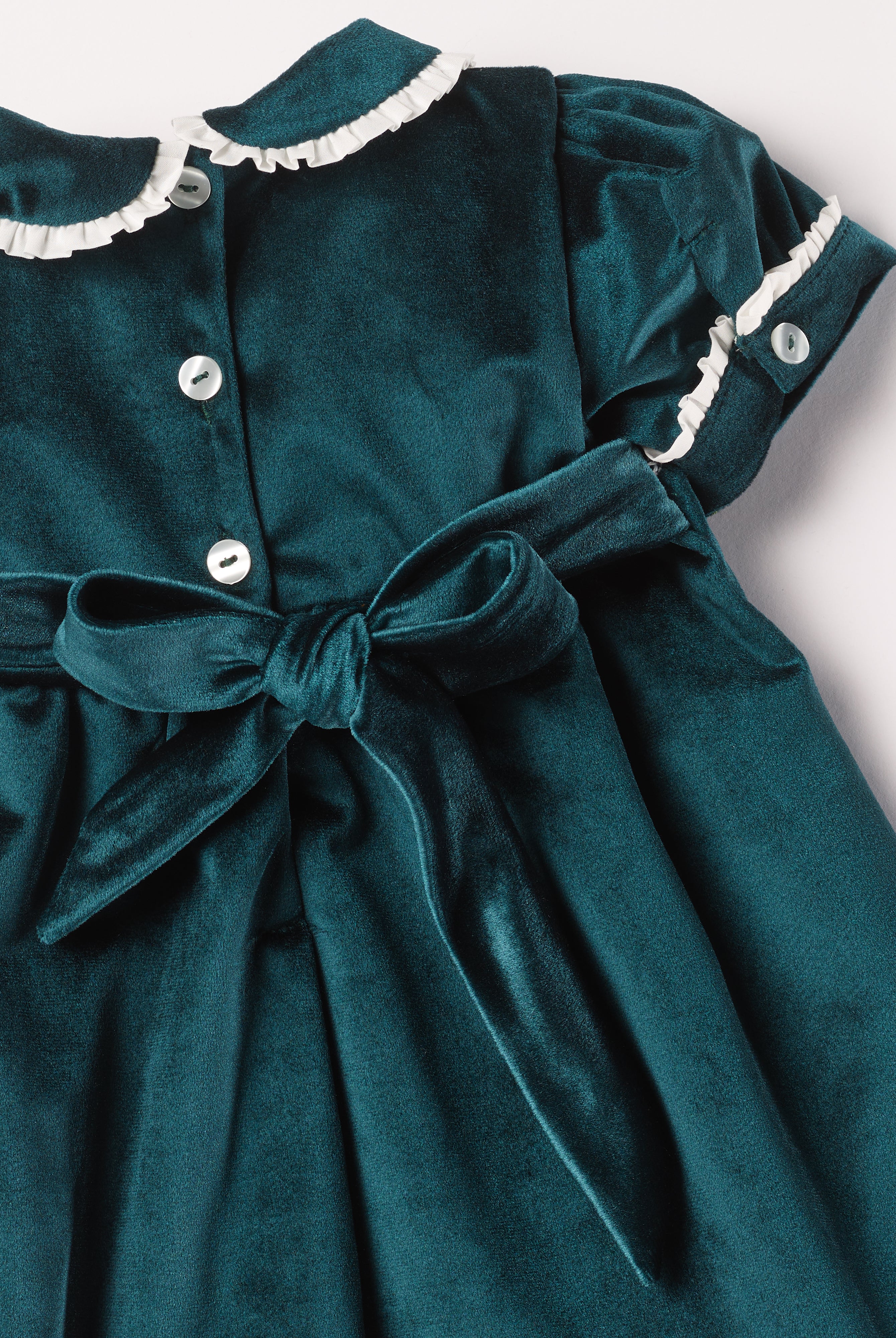 Dieses schimmernde Samtkleid in tiefem Tannengrün ist ein eleganter Blickfang für Weihnachten und festliche Anlässe. Der luxuriöse Samtstoff liegt angenehm weich auf der Haut und sorgt für ein geschmeidiges Tragegefühl. Das klassische Design verleiht jedem Auftritt eine festliche Note und bringt stilvollen Glanz in die Weihnachtszeit.
Höchste Qualität, bestes Preis-Leistungs-Verhältnis MADE IN ITALY.