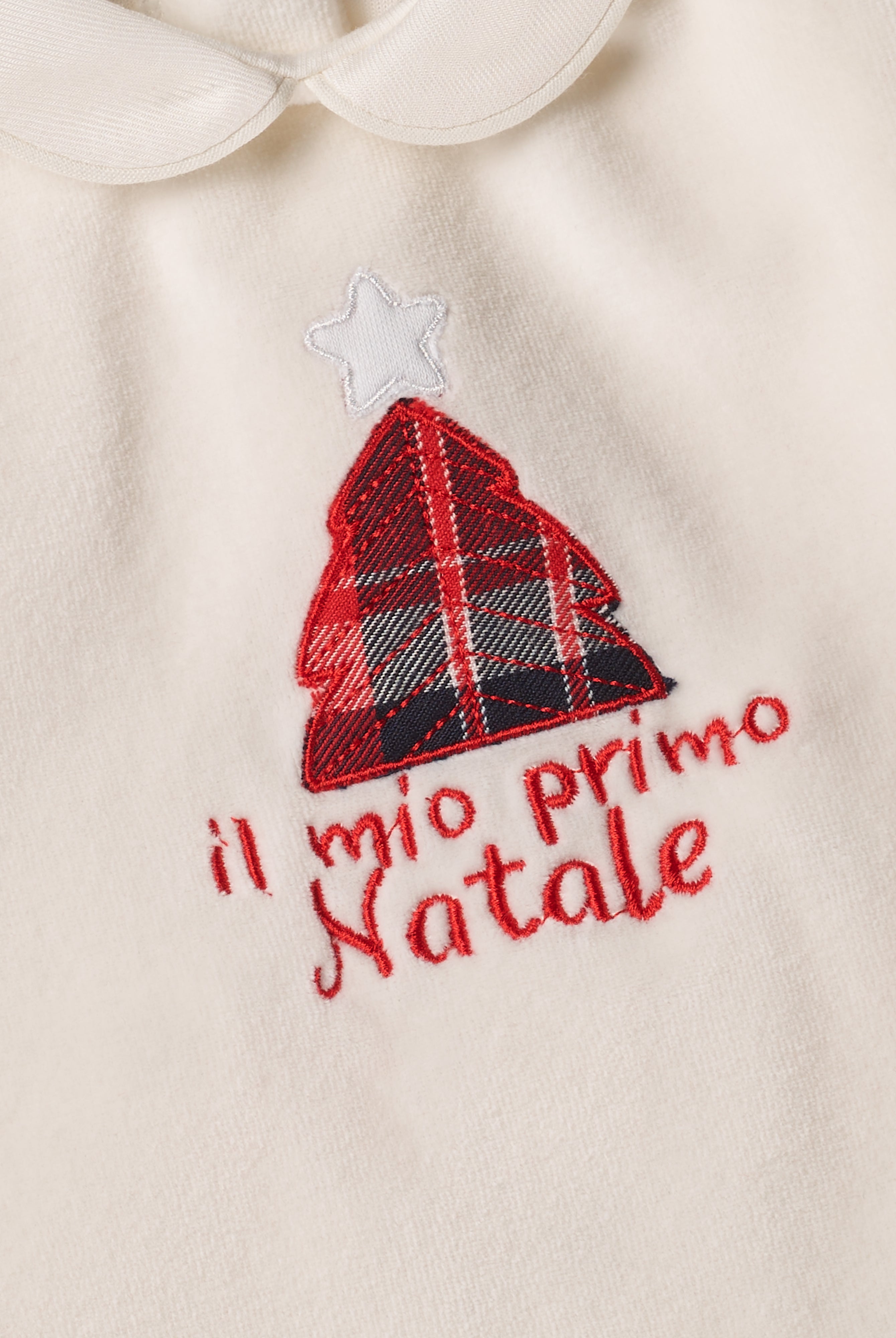 Der weiche und wärmespendende Weihnachtsstrampler von AMIO Firenze mit Kragen und Tannenbaumapplikation ist der perfekte Begleiter für den Alltag in der kalten Jahreszeit. Maximaler Tragekomfort, gepaart mit einer herausragenden Passform aus Samt (Ciniglia). Das Modell hat einen praktischen Schnitt, um etwa die Windel schnell und unkompliziert wechseln zu können. Die bestickte Widmung "Mein erstes Weihnachten" verleiht dem Strampler eine besonders festliche Note.