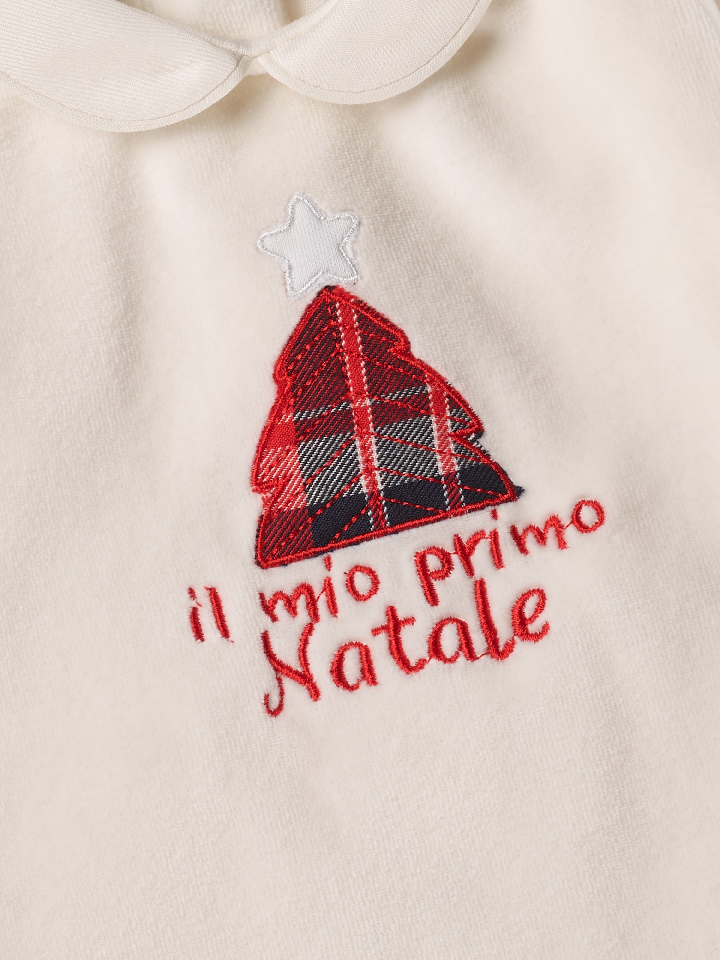 Der weiche und wärmespendende Weihnachtsstrampler von AMIO Firenze mit Kragen und Tannenbaumapplikation ist der perfekte Begleiter für den Alltag in der kalten Jahreszeit. Maximaler Tragekomfort, gepaart mit einer herausragenden Passform aus Samt (Ciniglia). Das Modell hat einen praktischen Schnitt, um etwa die Windel schnell und unkompliziert wechseln zu können. Die bestickte Widmung "Mein erstes Weihnachten" verleiht dem Strampler eine besonders festliche Note.