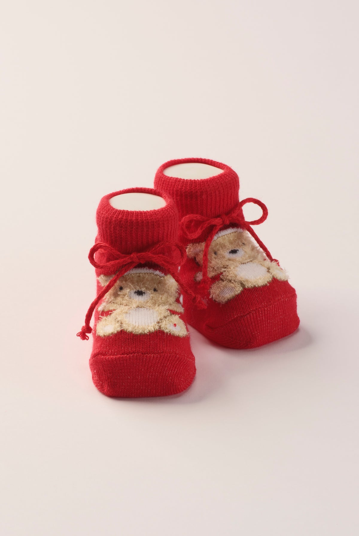 Die weihnachtlichen Baby Booties verfügen über einen niedlichen eingewebten Teddy und eignen sich perfekt als Geschenk für Babypartys oder als süße Schwangerschaftsankündigung für Freunde und Verwandte während der Weihnachtszeit. Die feine Schnürung bietet besonderen Halt am Fuß. Unsere Scarpine werden in einer ansprechenden Geschenkbox präsentiert.
