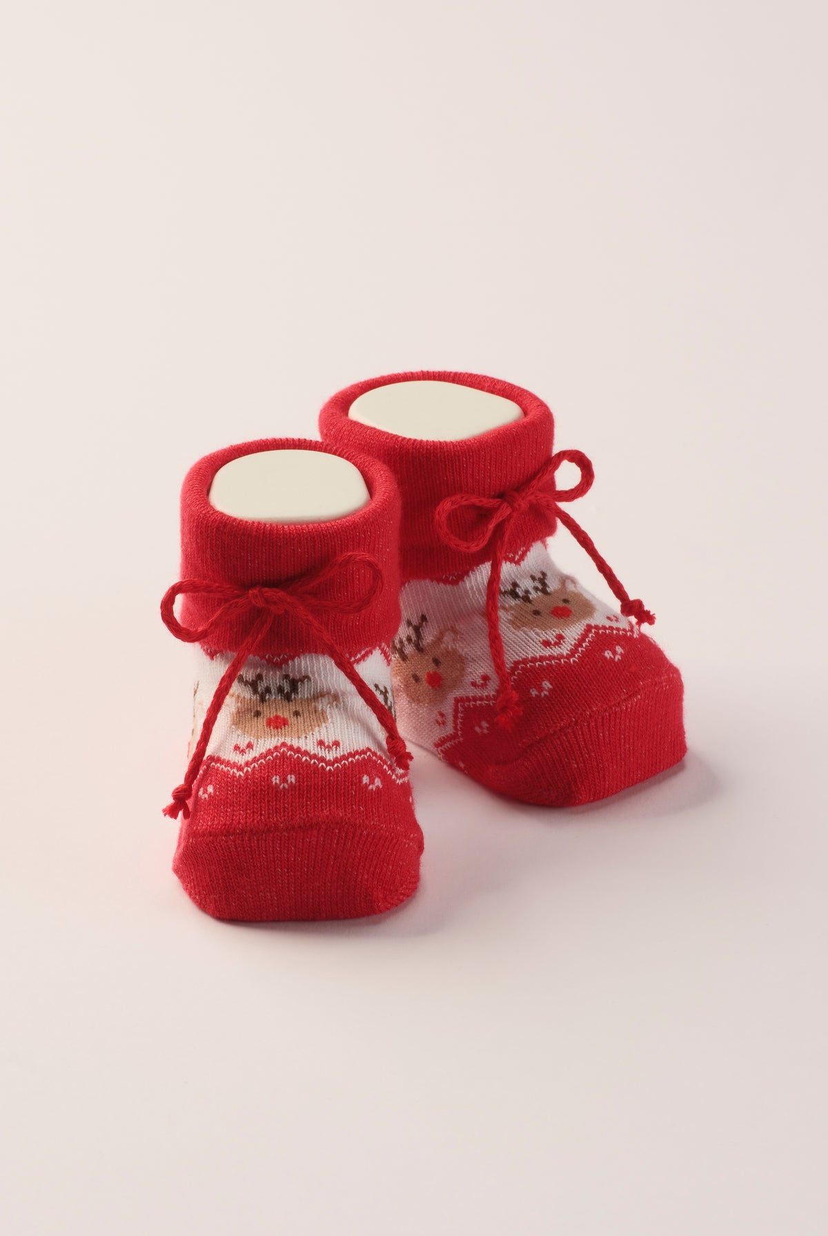 Die weihnachtlichen Baby Booties verfügen über ein niedlich eingewebtes Rentier und eignen sich perfekt als Geschenk für Babypartys oder als süße Schwangerschaftsankündigung für Freunde und Verwandte während der Weihnachtszeit. Die feine Schnürung bietet besonderen Halt am Fuß. Unsere Scarpine werden in einer ansprechenden Geschenkbox präsentiert.
