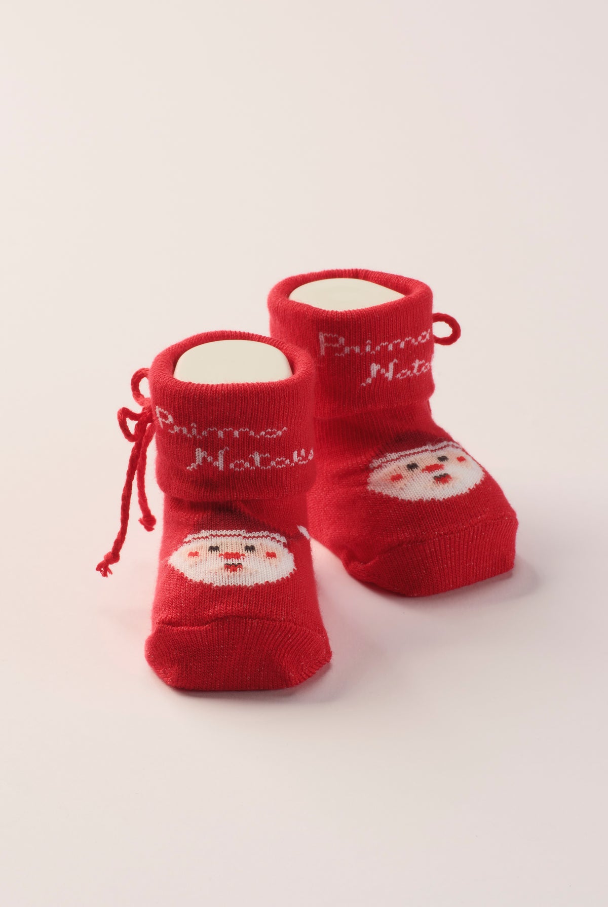Die weihnachtlichen Baby Booties verfügen über einen niedlichen eingewebten Nikolaus samt Widmung "Primo Natale" und eignen sich perfekt als Geschenk für Babypartys oder als süße Schwangerschaftsankündigung für Freunde und Verwandte während der Weihnachtszeit. Die feine Schnürung bietet besonderen Halt am Fuß. Unsere Scarpine werden in einer ansprechenden Geschenkbox präsentiert.
