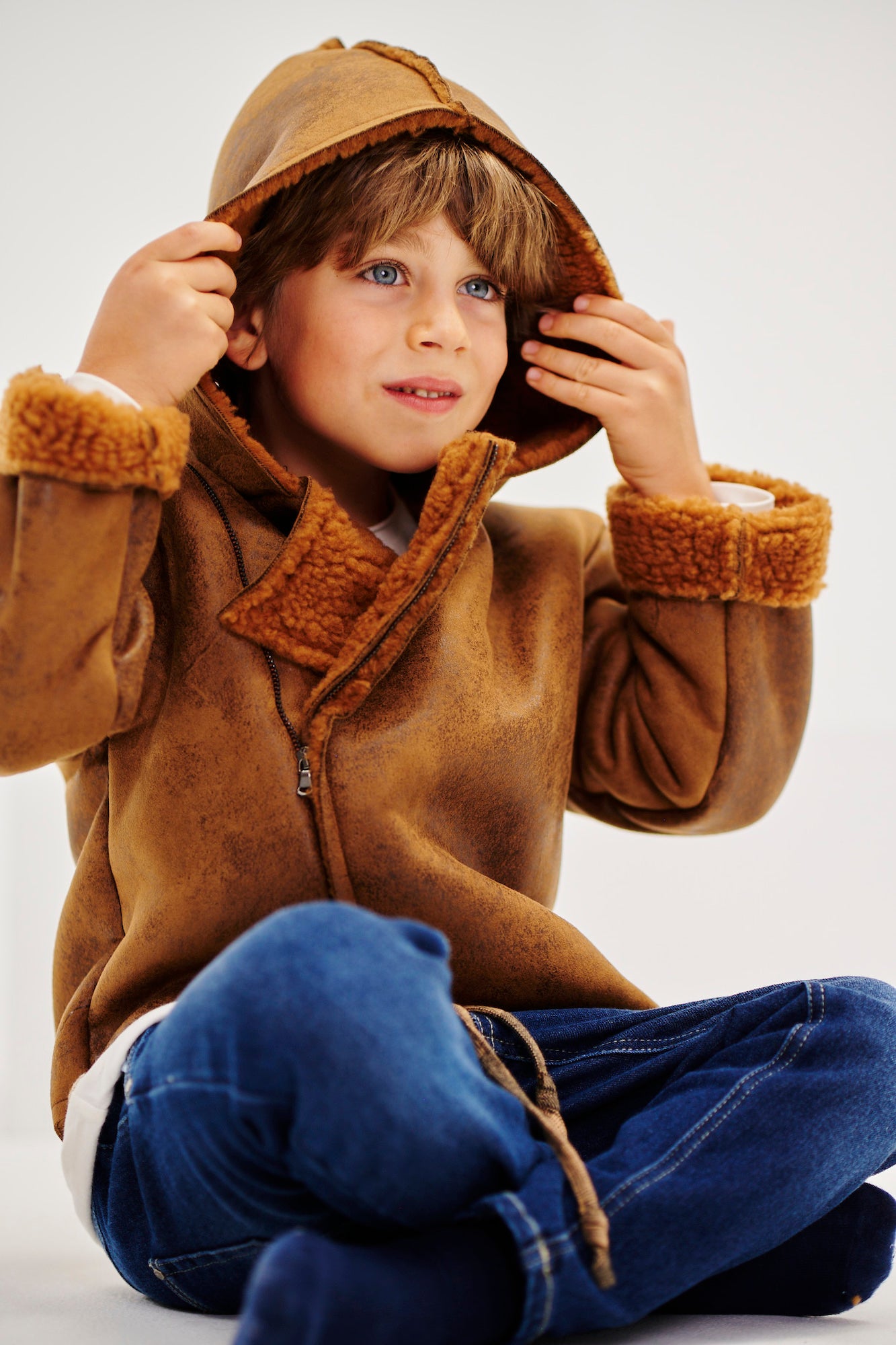 Die Pilotenjacke aus Kunstfell von AMIO Firenze überzeugt als zeitloser Klassiker mit ikonischem Design. Dank hochwertiger Verarbeitung, guter Haltbarkeit und hohem Tragekomfort ist sie das perfekte Geschenk für angehende Piloten und alle, die einen coolen, lässigen Look schätzen. Ein echtes Must-have für jede Garderobe.