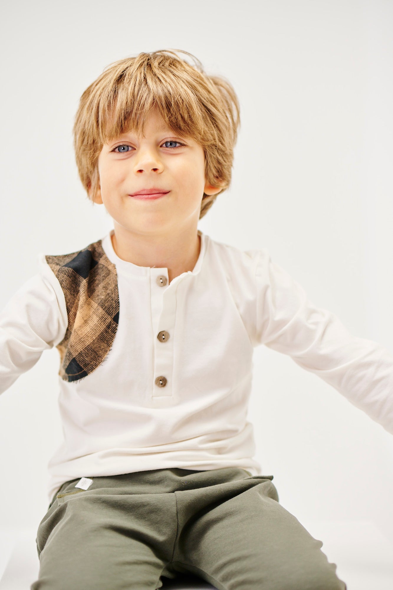 Das Shirt für Jungen von AMIO Firenze ist aus weicher Baumwolle gefertigt und bietet durch das Innenflanell ein äußerst angenehmes Tragegefühl. Die verzierte Schulter verleiht dem Langarmshirt einen besonders stilvollen Touch.
Höchste Qualität, bestes Preis-Leistungs-Verhältnis MADE IN ITALY.