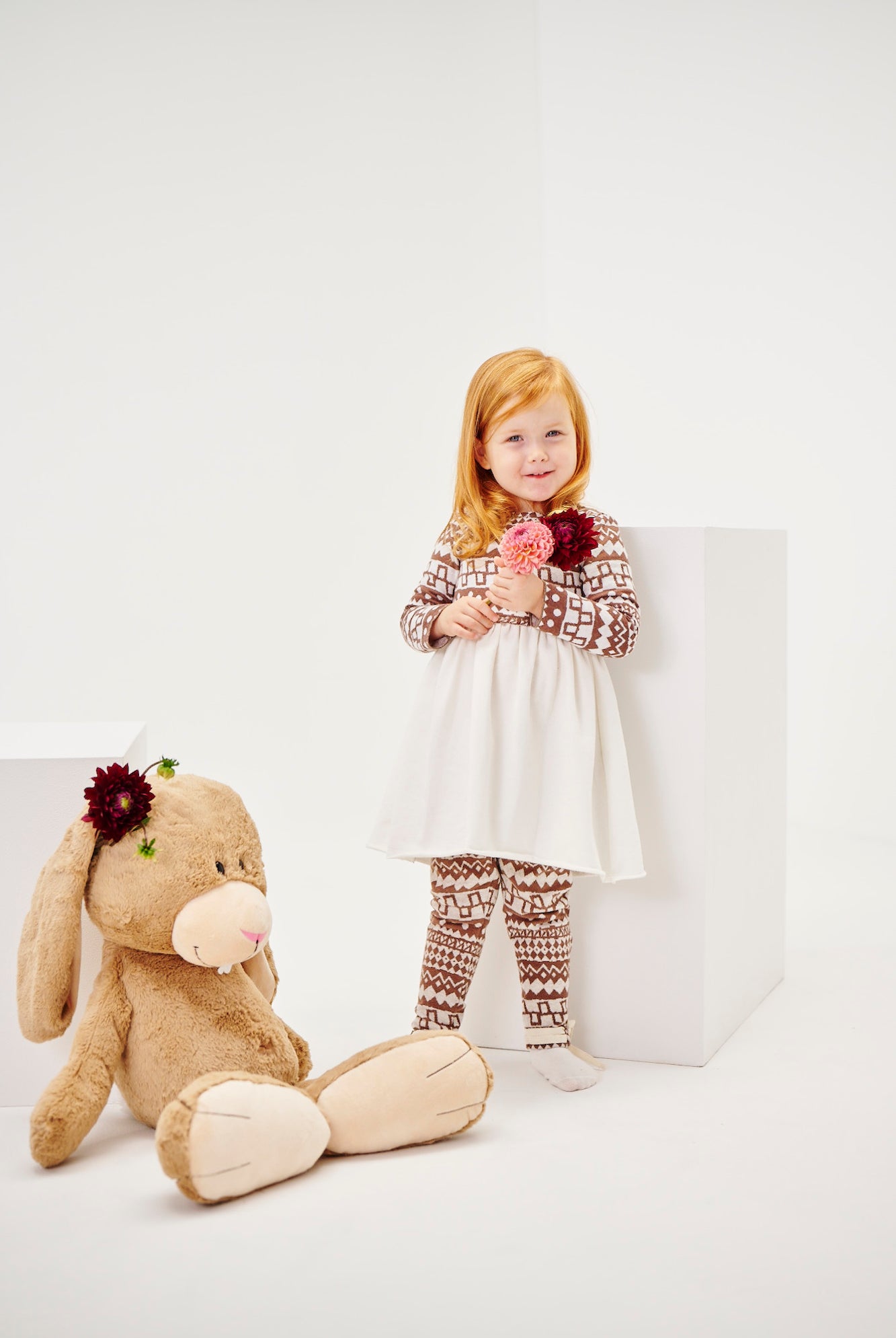 Dieses modische Kleid ist ein eleganter Blickfang im Alltag. Der weiche und wärmespendende Flanell-Baumwollstoff liegt besonders angenehm auf der Haut und sorgt für ein geschmeidiges Tragegefühl. Das moderne Design verleiht jedem Auftritt eine stilvolle Note.
Höchste Qualität, bestes Preis-Leistungs-Verhältnis MADE IN ITALY.