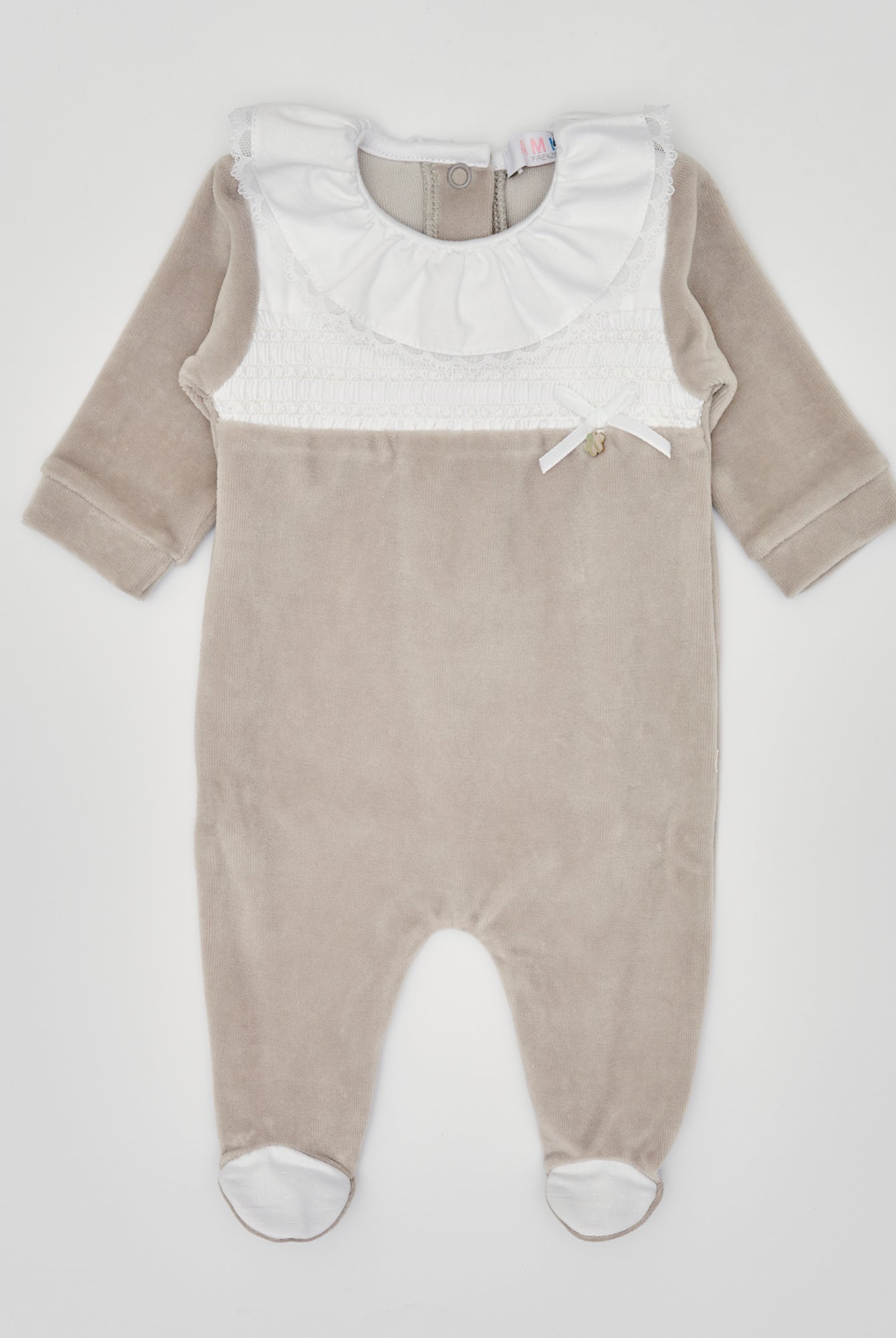 Der weiche und wärmespendende Strampler von AMIO Firenze mit Spitzen-Kragen und Schleife ist der perfekte Begleiter für den Alltag in der kalten Jahreszeit. Maximaler Tragekomfort, gepaart mit einer herausragenden Passform aus Samt (Ciniglia). Das Modell hat einen praktischen Schnitt, um etwa die Windel schnell und unkompliziert wechseln zu können. Ein AMIO Firenze Must-Have für jede Grundausstattung.
Höchste Qualität, bestes Preis-Leistungs-Verhältnis MADE IN ITALY.