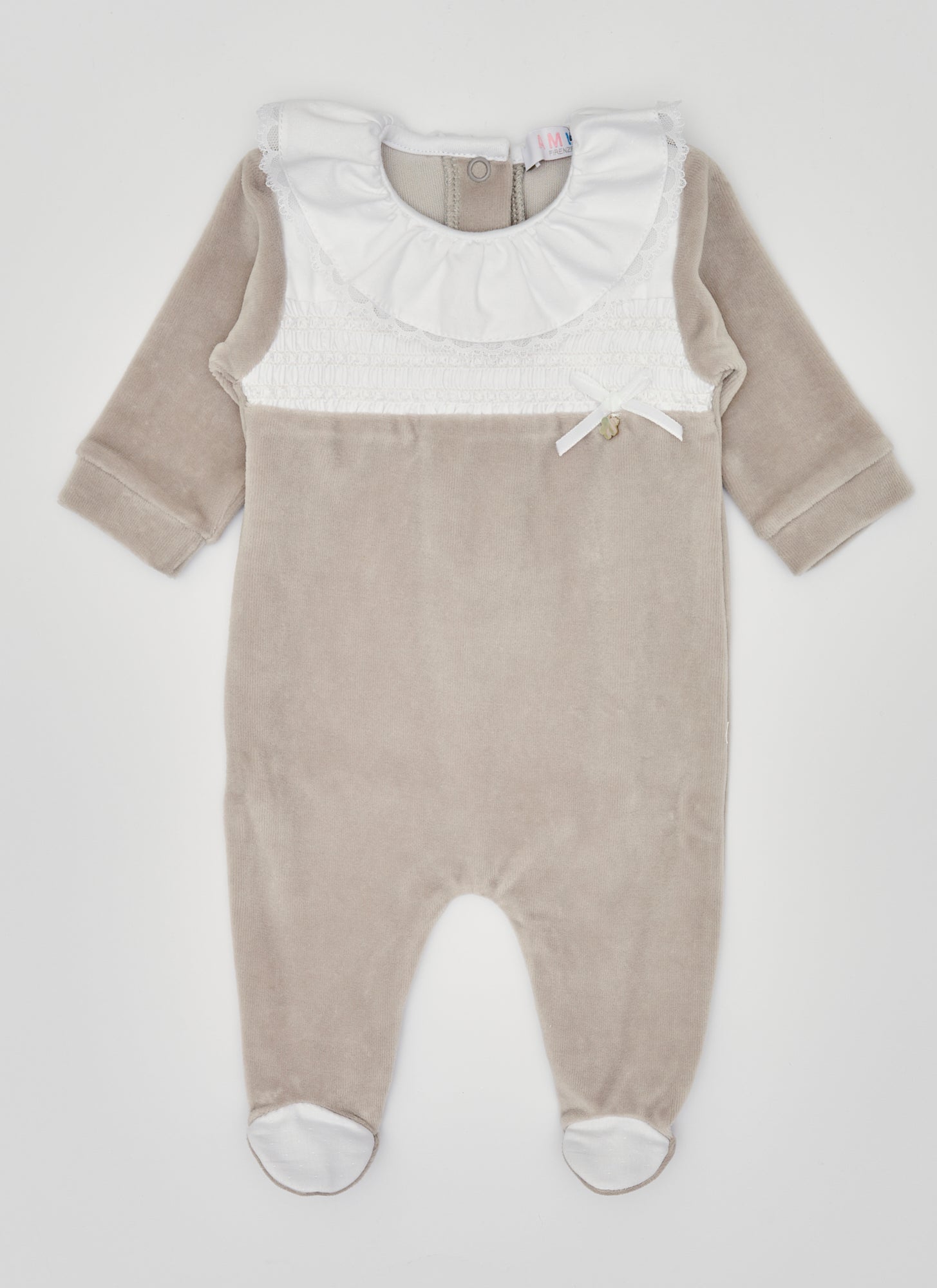 Der weiche und wärmespendende Strampler von AMIO Firenze mit Spitzen-Kragen und Schleife ist der perfekte Begleiter für den Alltag in der kalten Jahreszeit. Maximaler Tragekomfort, gepaart mit einer herausragenden Passform aus Samt (Ciniglia). Das Modell hat einen praktischen Schnitt, um etwa die Windel schnell und unkompliziert wechseln zu können. Ein AMIO Firenze Must-Have für jede Grundausstattung.
Höchste Qualität, bestes Preis-Leistungs-Verhältnis MADE IN ITALY.