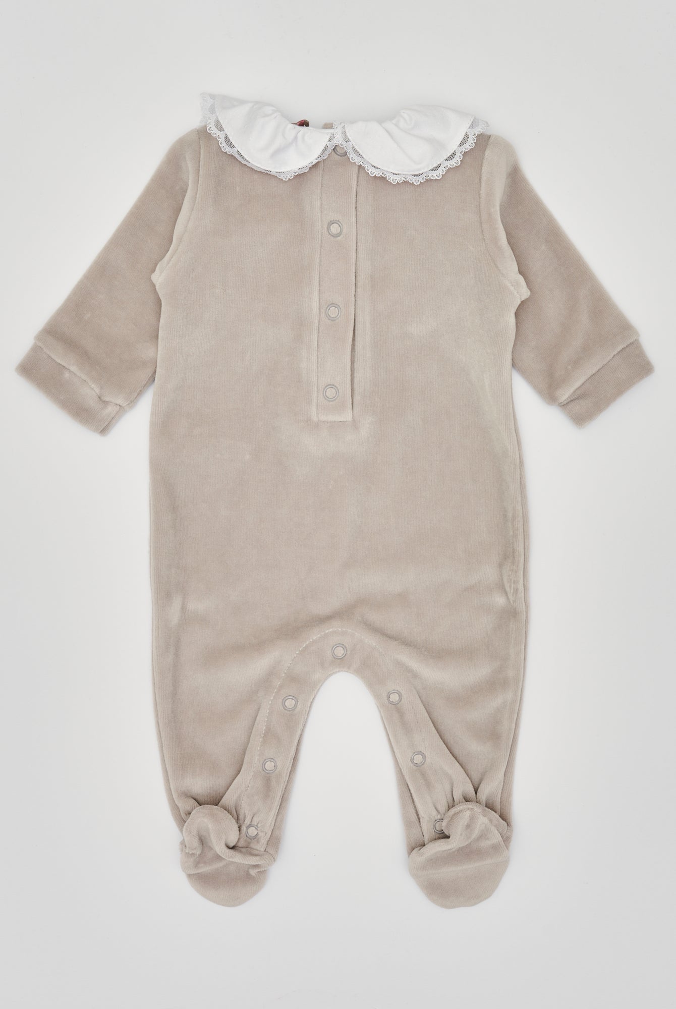 Der weiche und wärmespendende Strampler von AMIO Firenze mit Spitzen-Kragen und Schleife ist der perfekte Begleiter für den Alltag in der kalten Jahreszeit. Maximaler Tragekomfort, gepaart mit einer herausragenden Passform aus Samt (Ciniglia). Das Modell hat einen praktischen Schnitt, um etwa die Windel schnell und unkompliziert wechseln zu können. Ein AMIO Firenze Must-Have für jede Grundausstattung.
Höchste Qualität, bestes Preis-Leistungs-Verhältnis MADE IN ITALY.