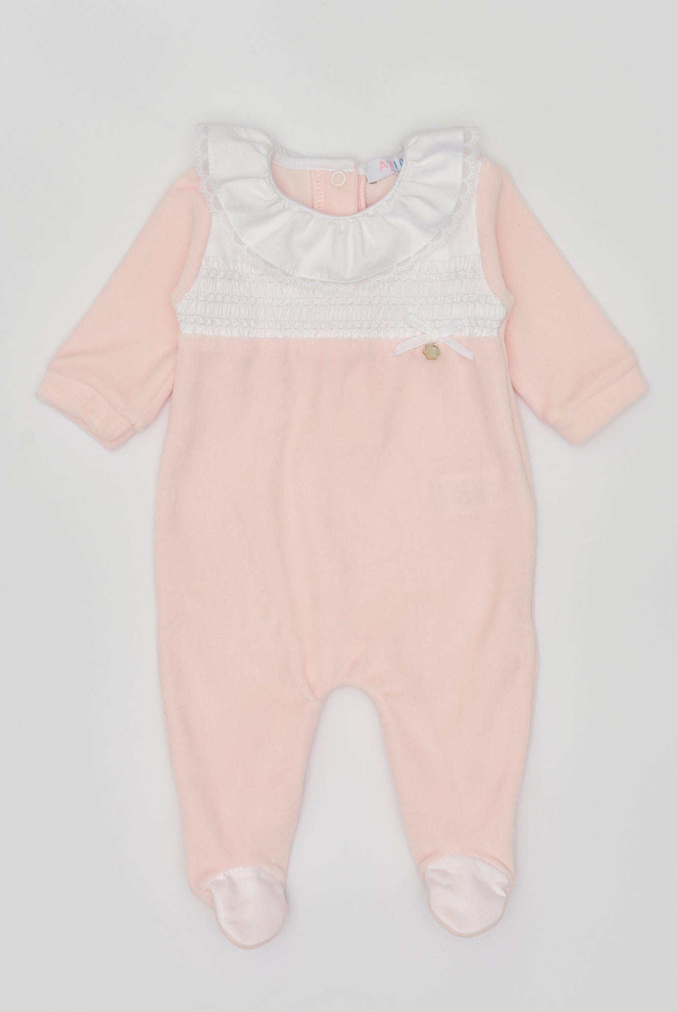 Der weiche und wärmespendende Strampler von AMIO Firenze mit Spitzen-Kragen und Schleife ist der perfekte Begleiter für den Alltag in der kalten Jahreszeit. Maximaler Tragekomfort, gepaart mit einer herausragenden Passform aus Samt (Ciniglia). Das Modell hat einen praktischen Schnitt, um etwa die Windel schnell und unkompliziert wechseln zu können. Ein AMIO Firenze Must-Have für jede Grundausstattung.
Höchste Qualität, bestes Preis-Leistungs-Verhältnis MADE IN ITALY.